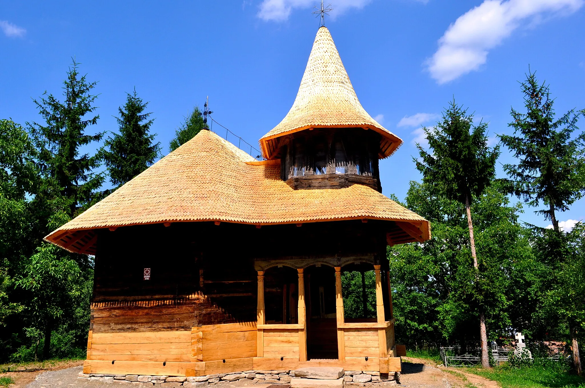 Photo showing: Biserica de lemn „Cuvioasa Paraschiva”, sat Valea Sării; comuna Valea Sării	
În centrul satului, la 200 m de DJ Vidra - Tulnici