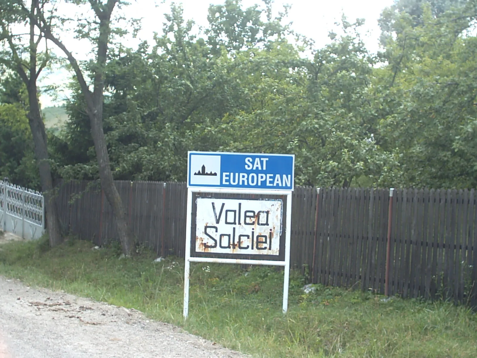 Photo showing: "European Village" indicator at the entrance in Valea Salciei, Buzău County, Romania