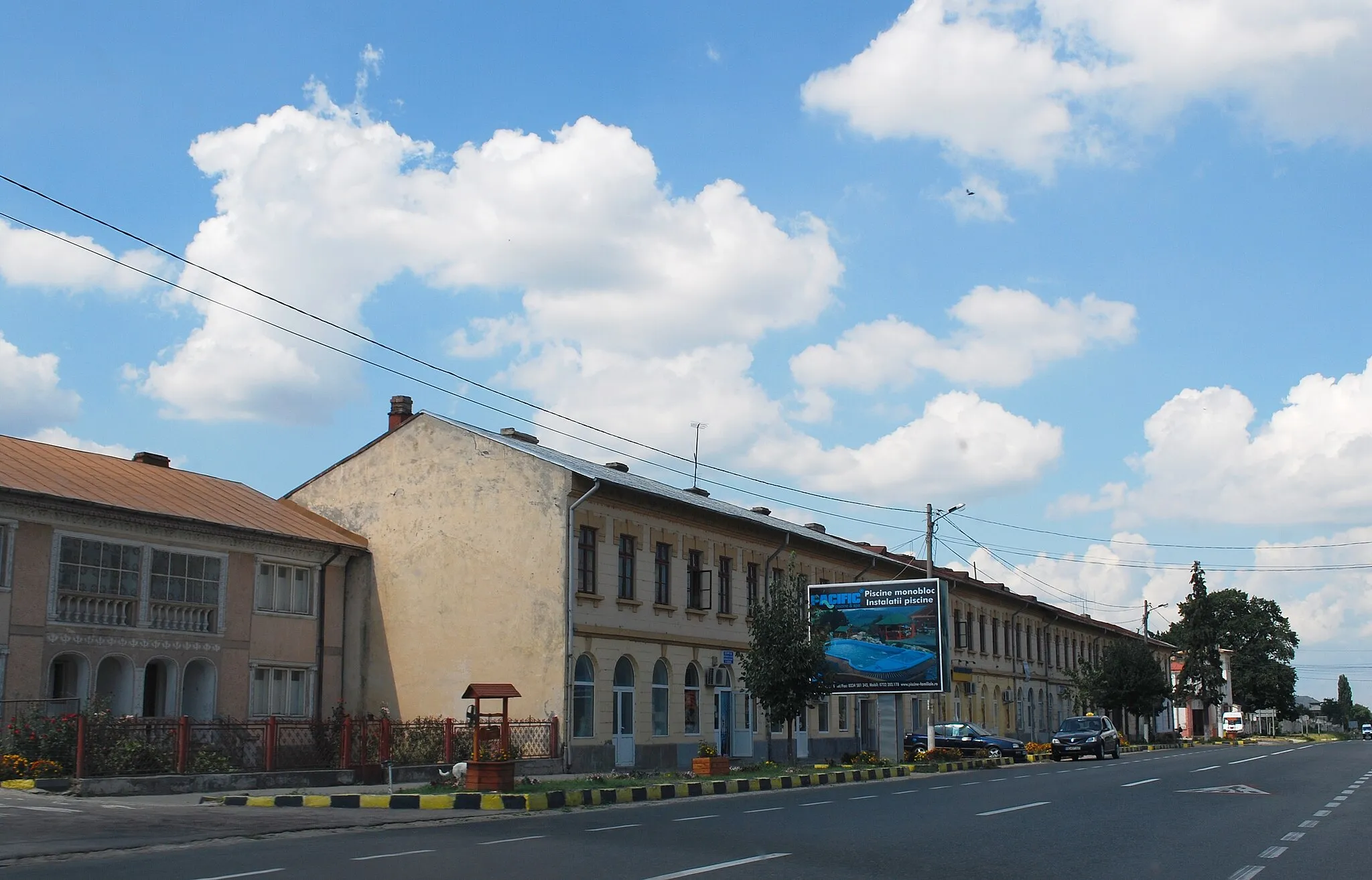 Photo showing: Downtown Sascut, Bacău County, Romania