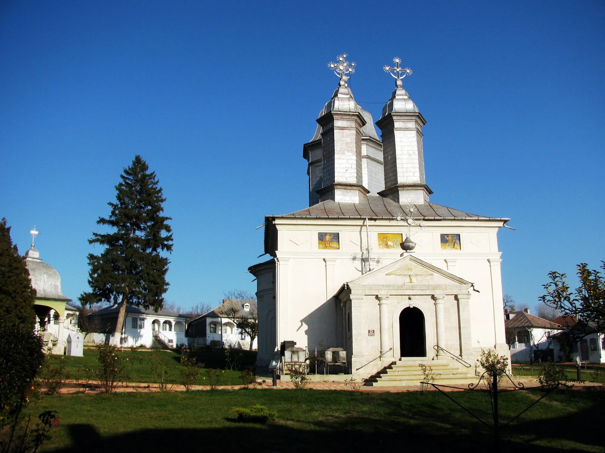 Photo showing: Pe la 1634 aici exista un schit din lemn. In 1784 se ridica o biserica din lemn.
In 1844 se construieste biserica din zid, fresca fiind  pictata de Nicolae Teodorescu, conducatorul Scolii de zugravi de la Episcopia Buzaului, ajutat de nepotul sau, Gheorghe Tattarescu, elev al Scolii.

In anul 1875, complexul monahal de la Manastirea Ratesti numara urmatoarele cladiri: scoala, biserica cea mare, clopotnita, arhondaricul, corpul cu 12 chilii si trapeza.