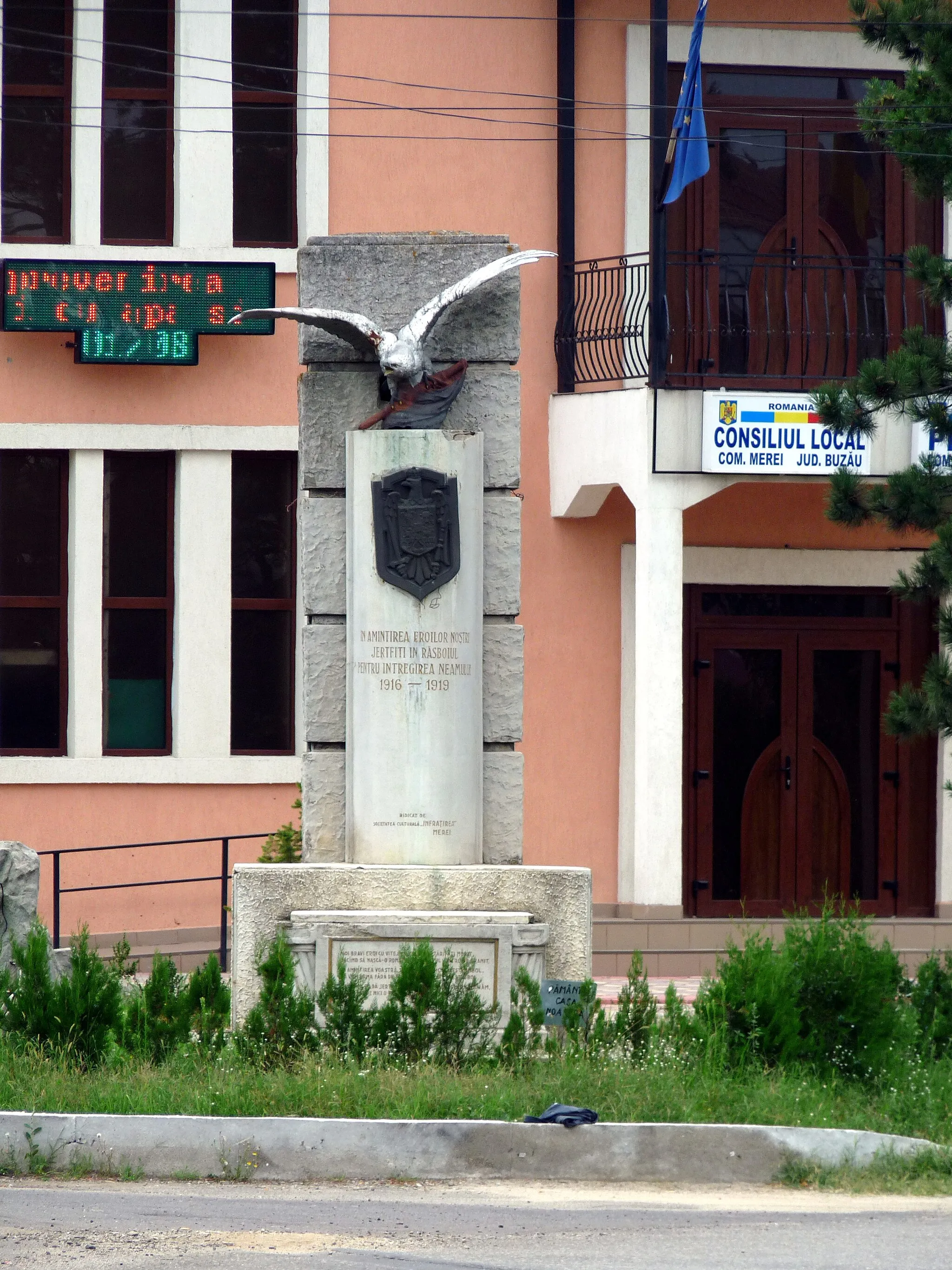 Photo showing: The World War I monument in Merei, en:Buzău County, Romania