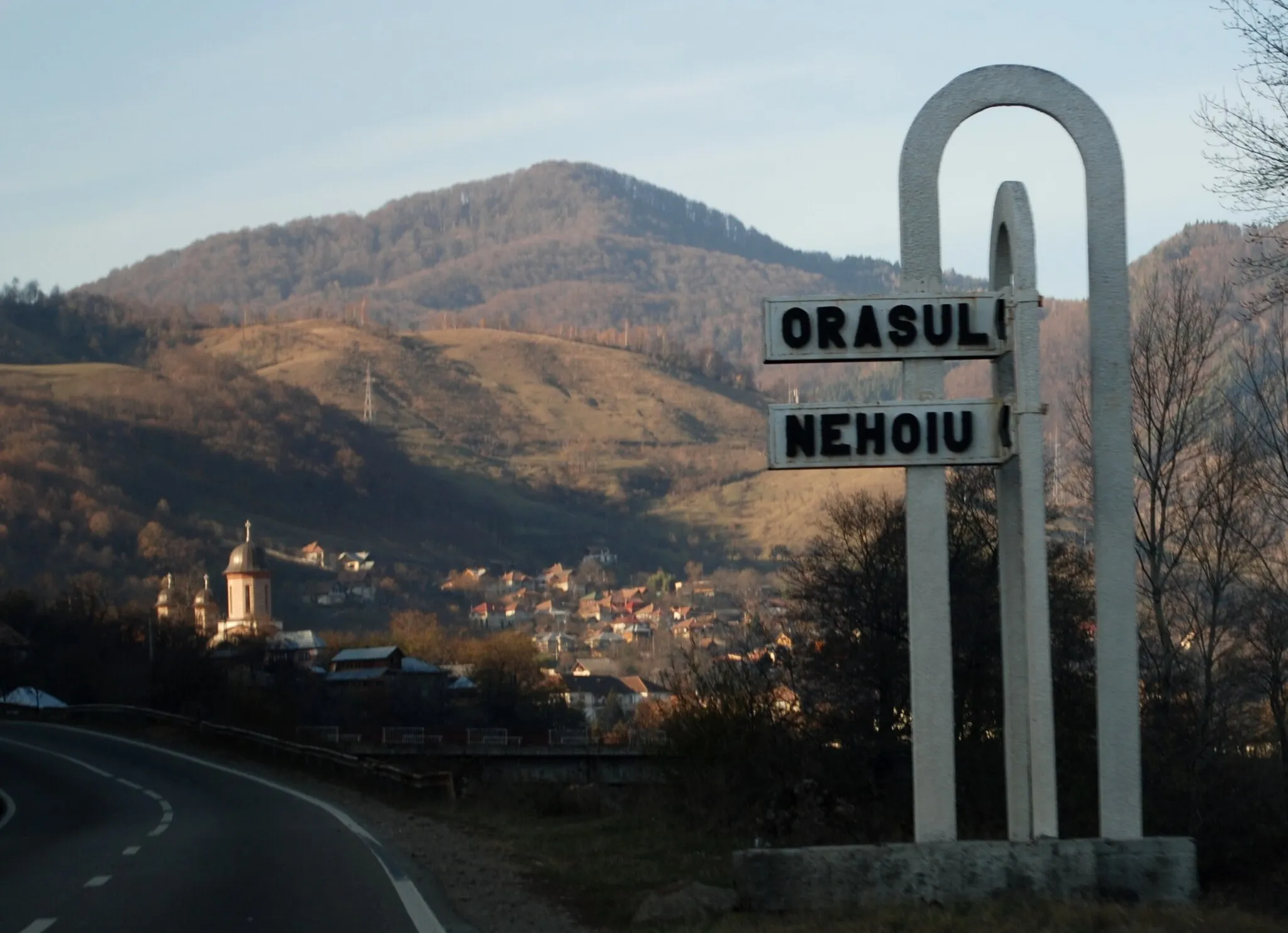 Photo showing: The entrance to the town of Nehoiu, Romania, via DN10, coming from Buzău