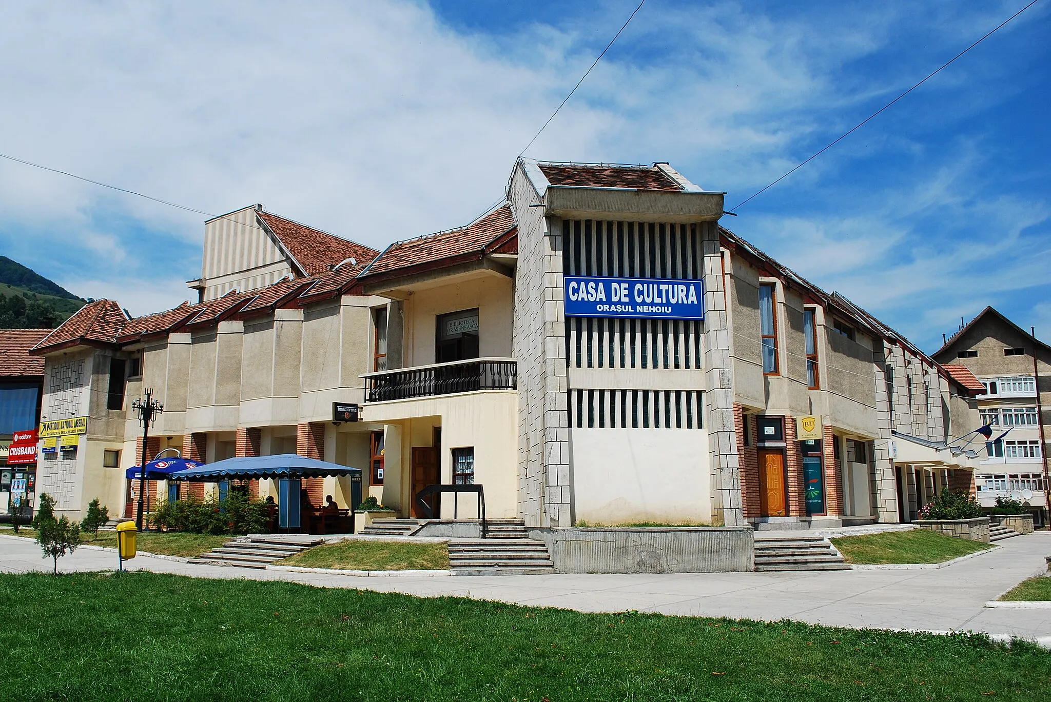 Photo showing: The cultural center in Nehoiu, Buzău, Romania.