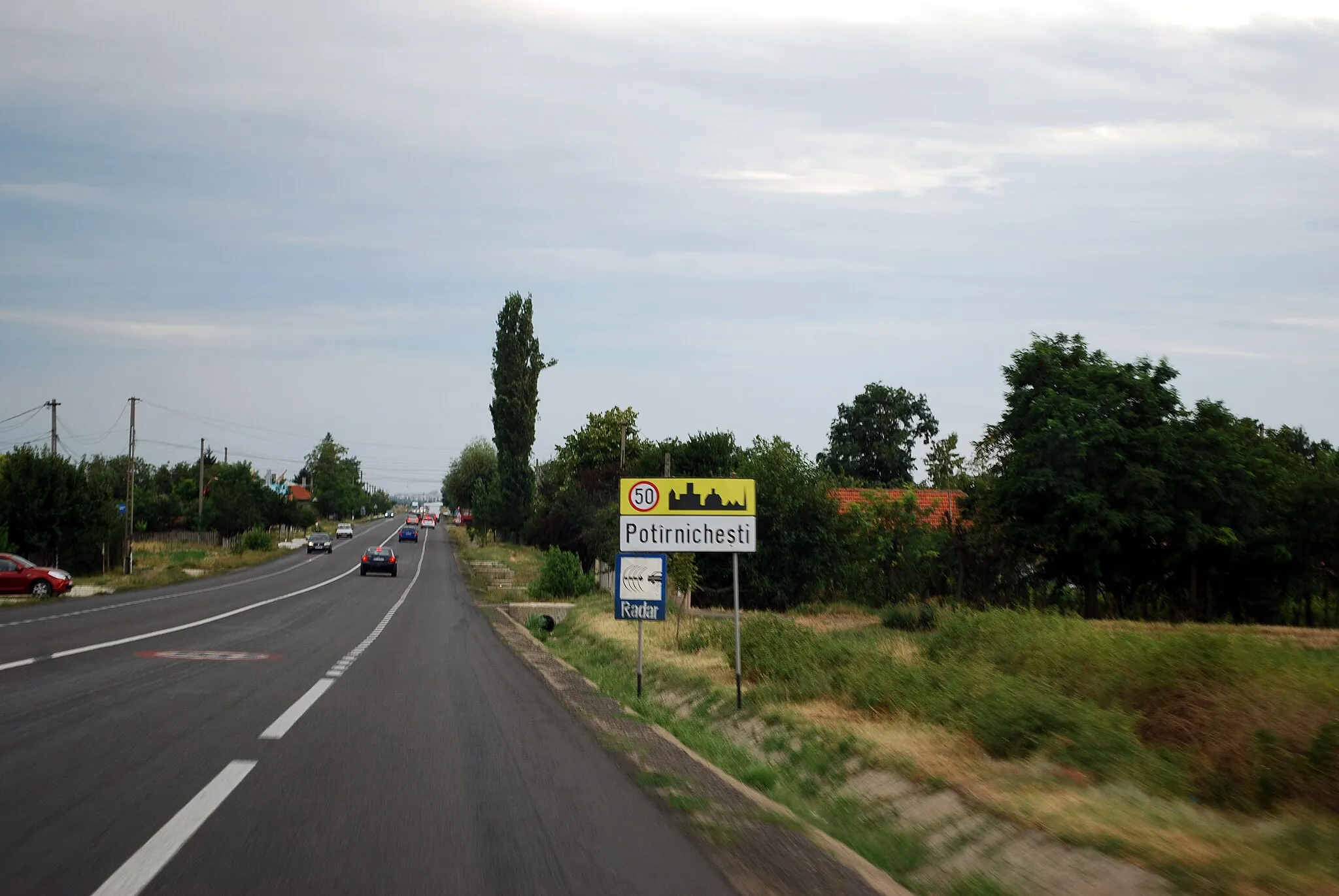 Photo showing: DN2 entering the village of Potârnicheşti, Buzău County, Romania