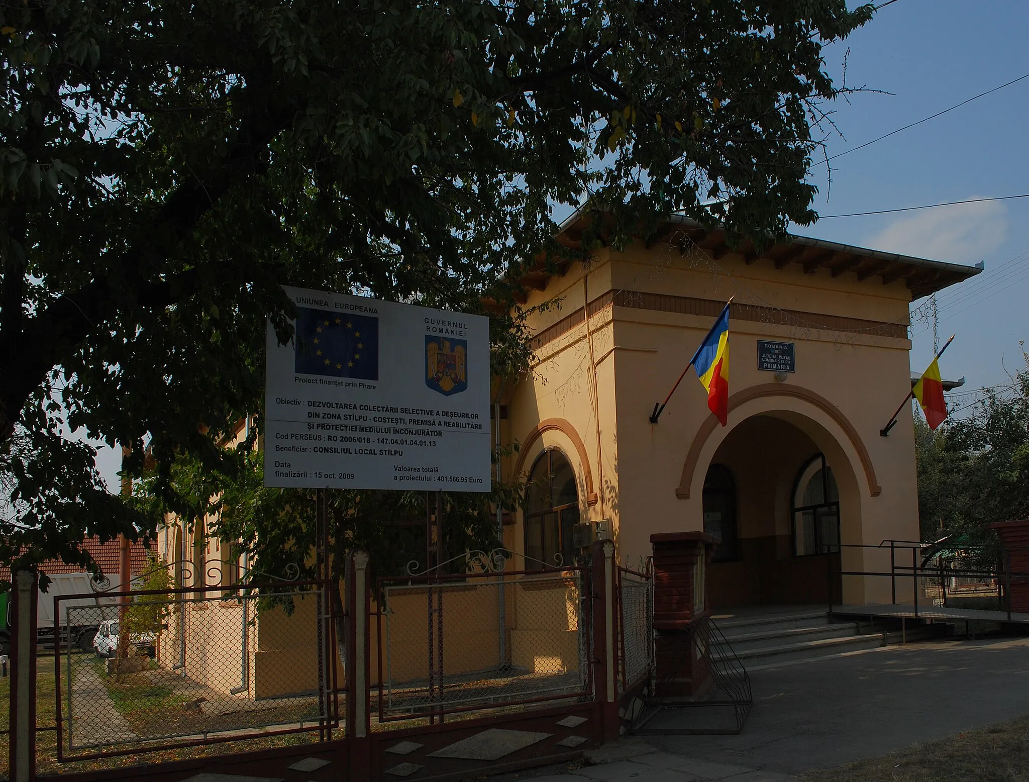 Photo showing: Town hall in Stâlpu, Buzău County, Romania
