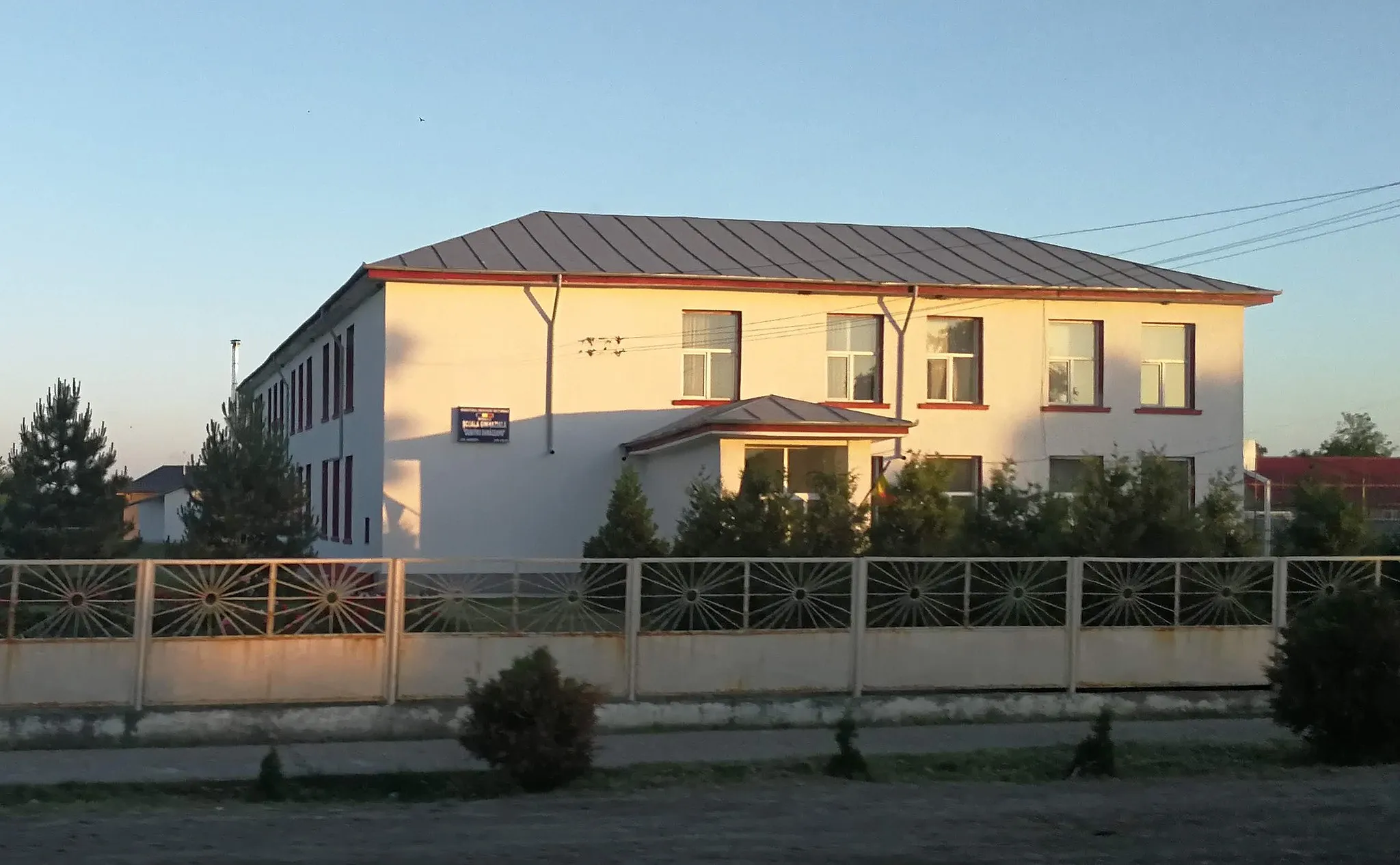 Photo showing: Secondary school in Cosmești, Galați County, Romania