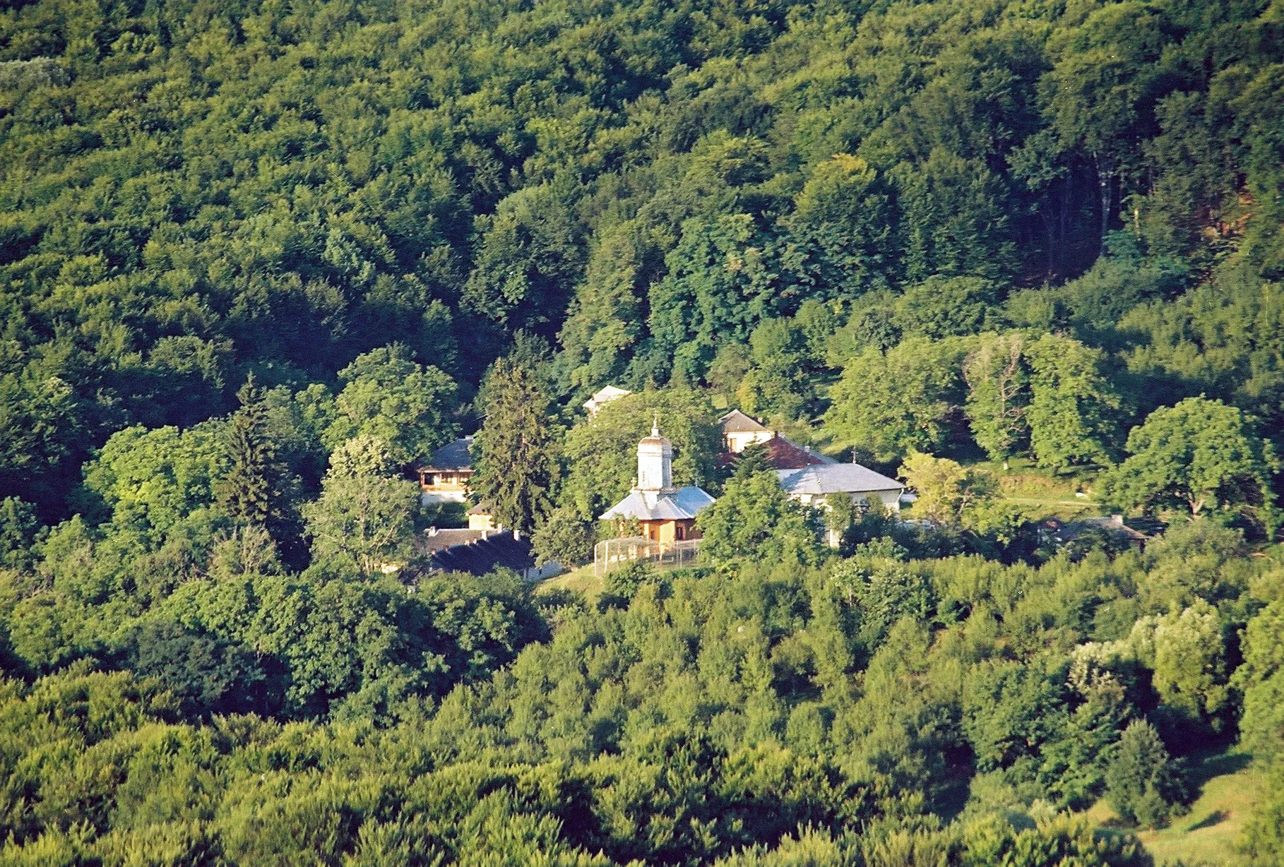 Photo showing: Schitul Dălhăuţi - vedere de ansamblu dinspre răsărit