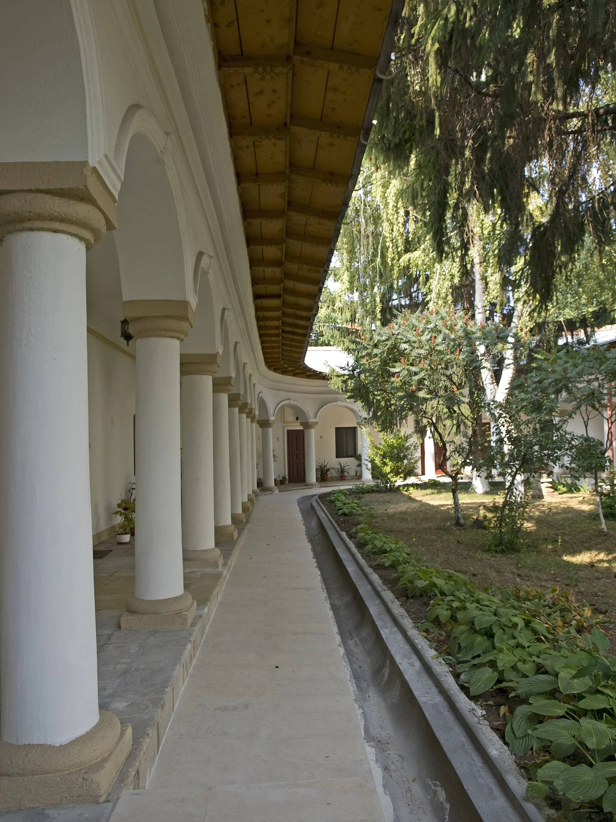 Photo showing: Colonnade of the palace of the bishopric complex, Buzău