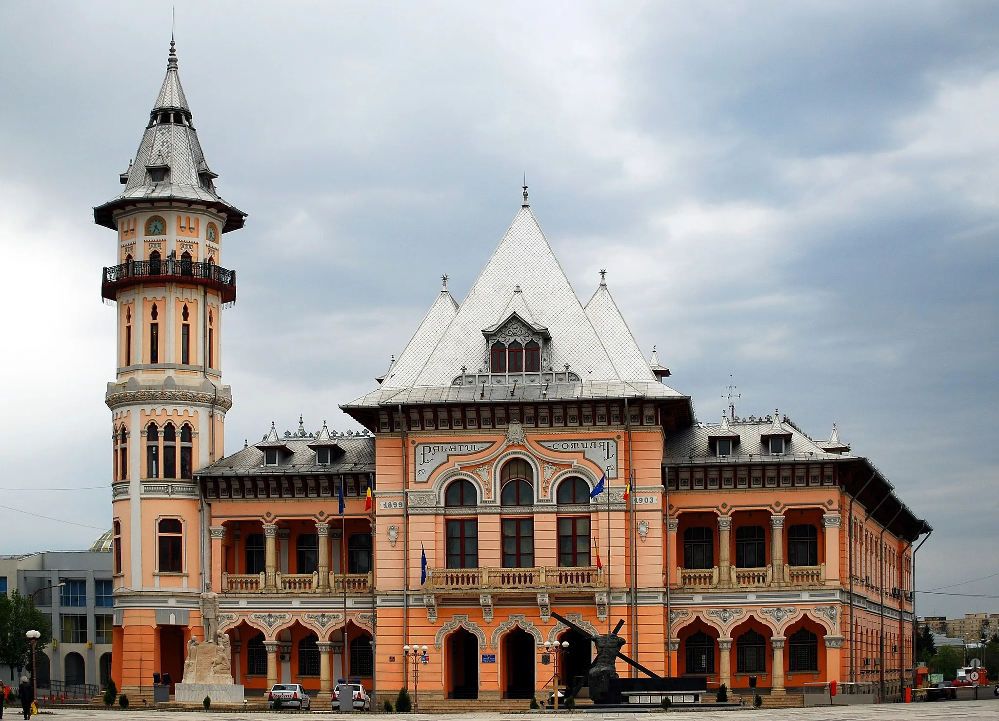 Photo showing: The Communal Palace in Buzău, Romania, with the tower in the Southern corner. The building is Buzău's city hall, built for this purpose between 1899 and 1903, after the design of Romanian architect Alexandru Săvulescu. This picture shows the Communal Palace facade, seen from the South-East, from the Dacia Square