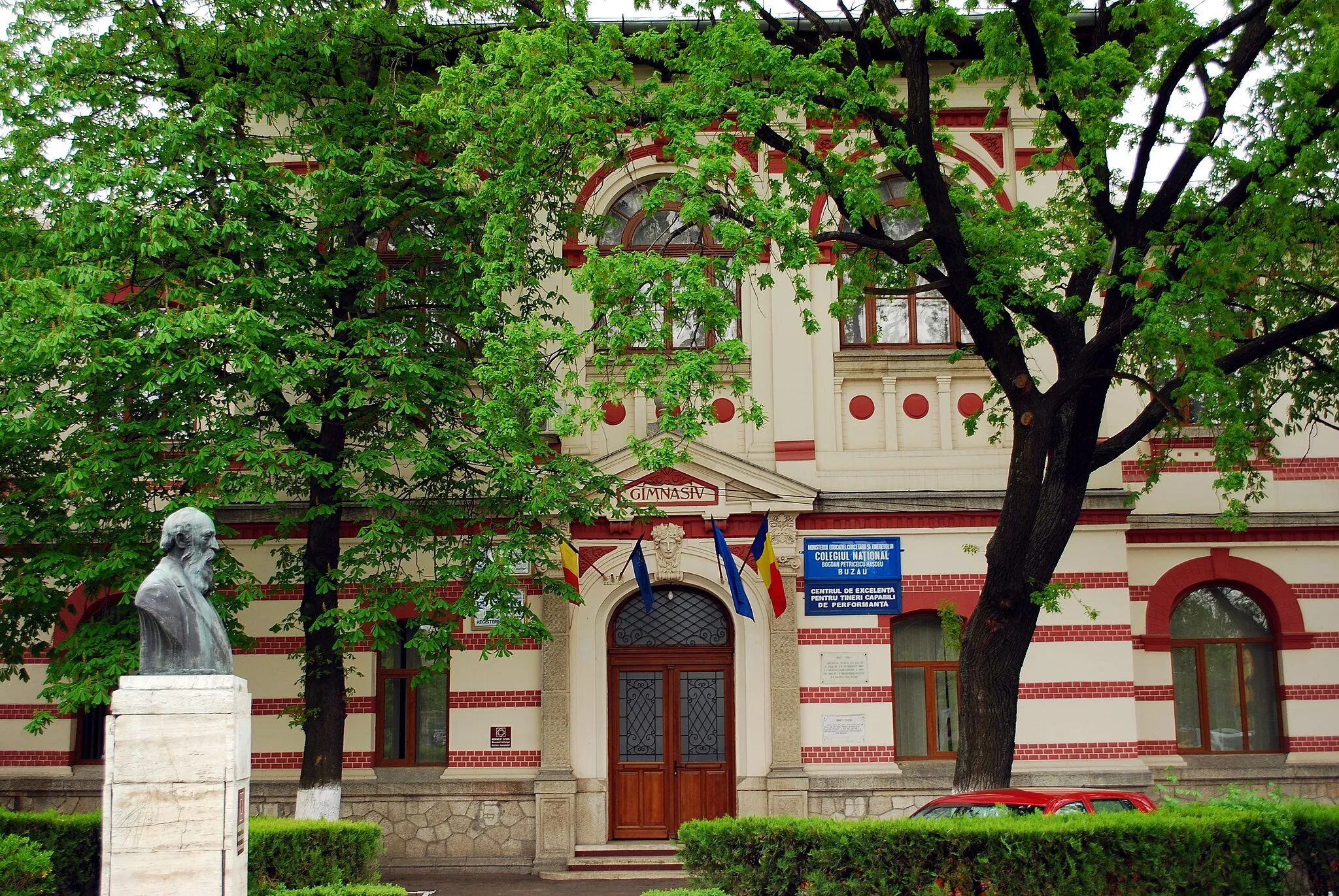 Photo showing: Main entrance to the "B.P. Hasdeu" high-school in Buzău, Romania