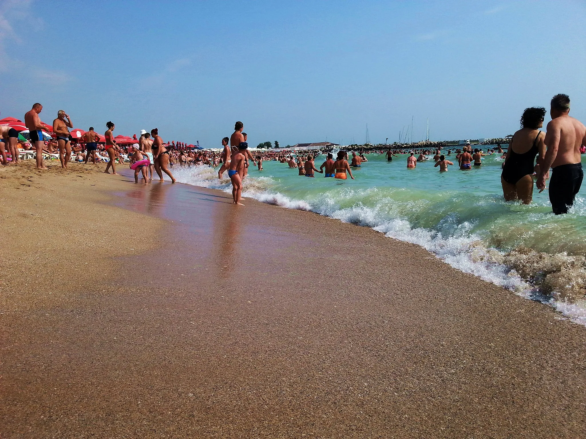 Photo showing: Aglomeratie pe plaja