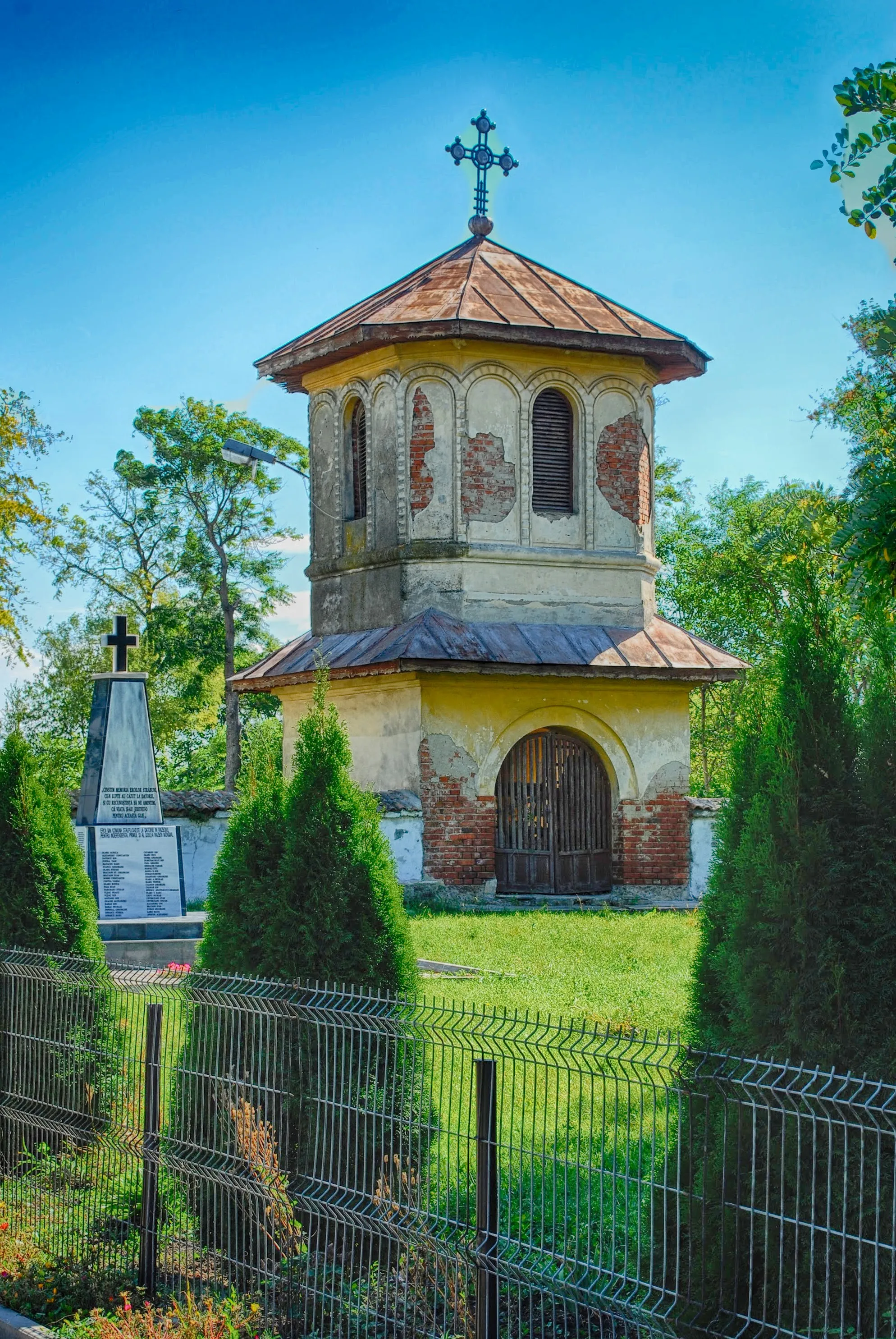 Photo showing: Belfry from Saint Demetrius' and the Holy Emperors' Church in Stâlpu, Buzău County, Romania