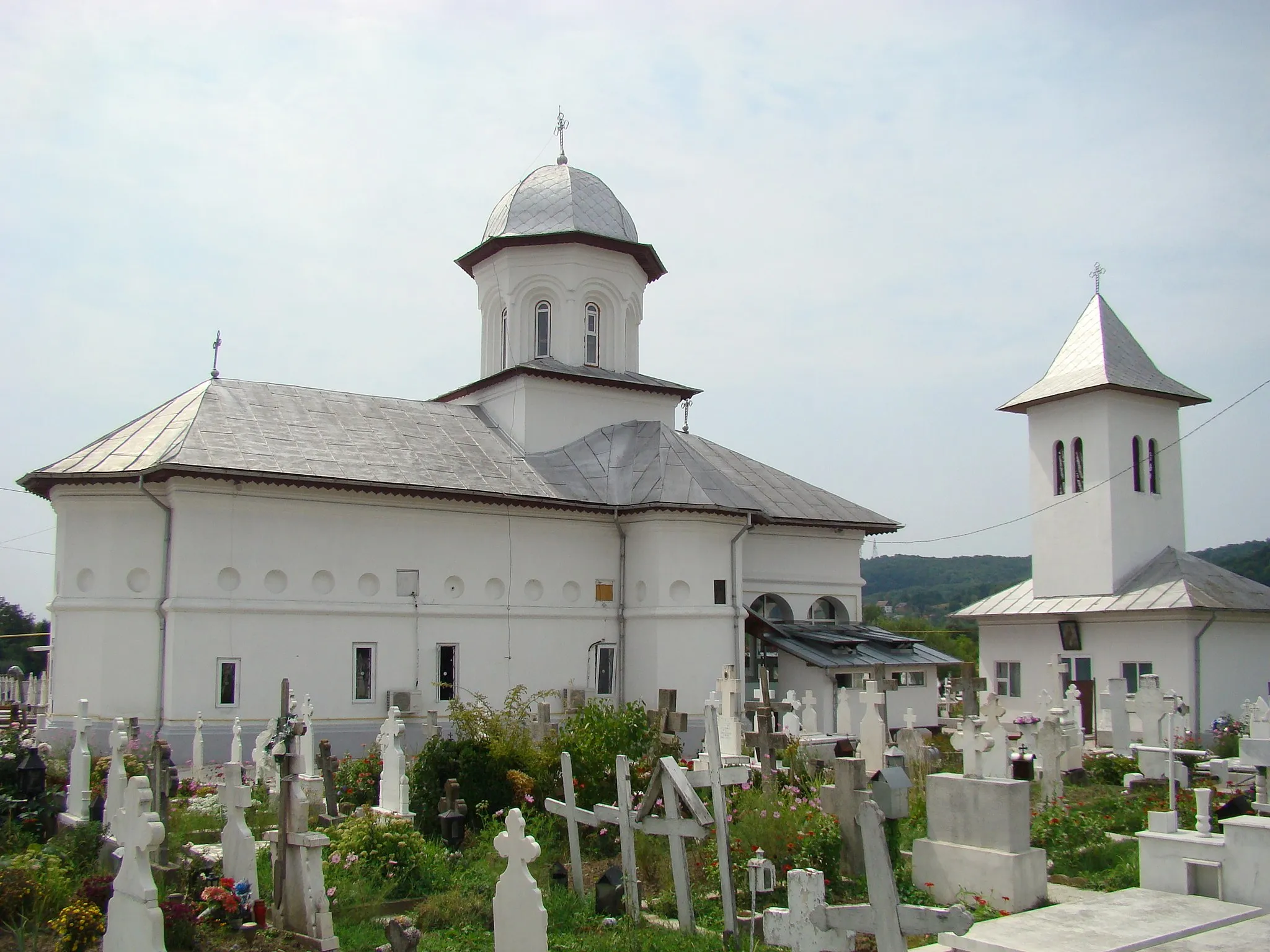 Photo showing: Biserica "Sf. Voievozi" - Flămânzești, municipiul Curtea de Argeș, Str. Eroilor 36