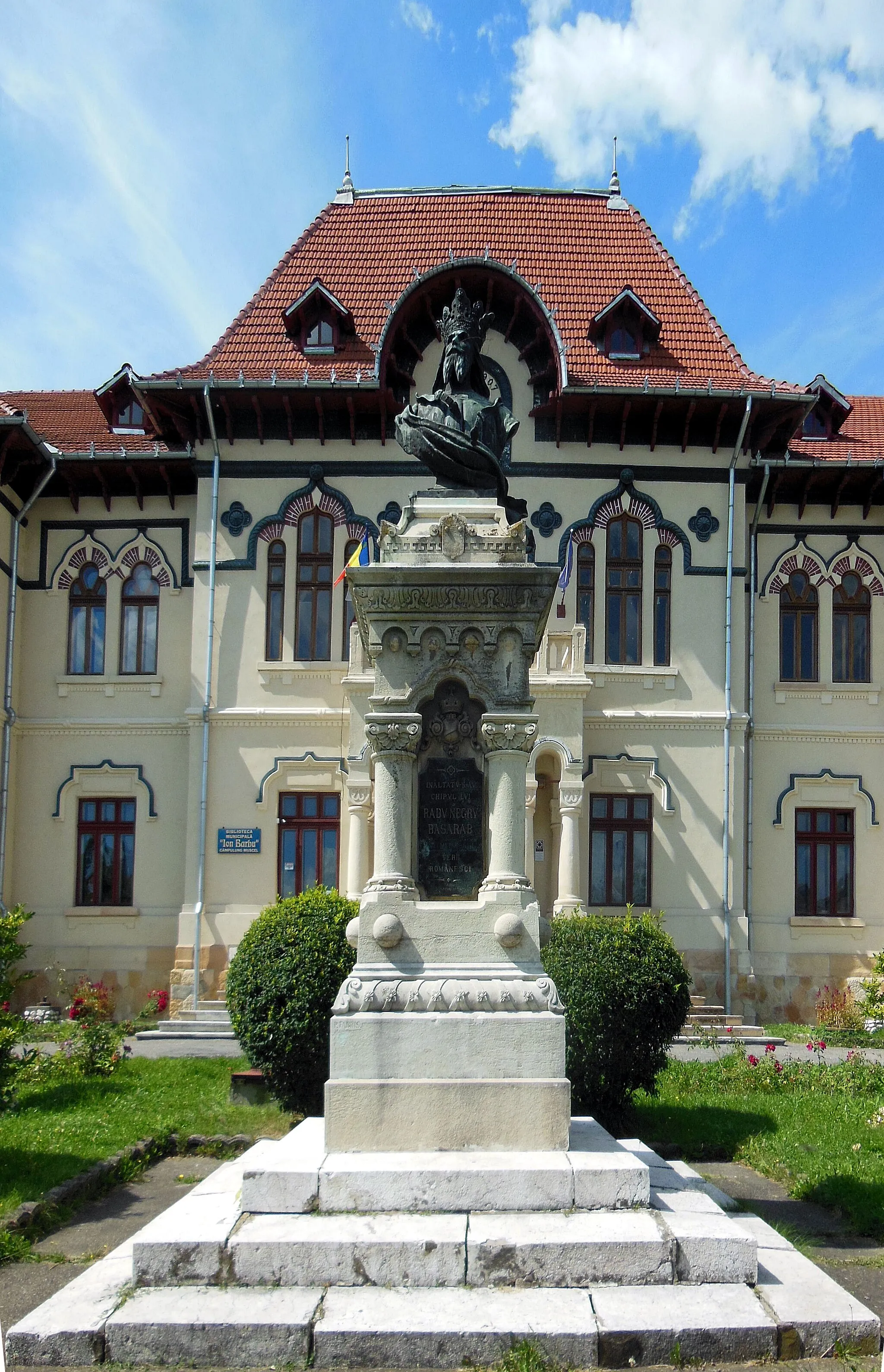 Photo showing: Bustul lui Negru Vodă din Câmpulung,

This is a photo of a historic monument in județul Argeș, classified with number AG-III-m-B-13868.