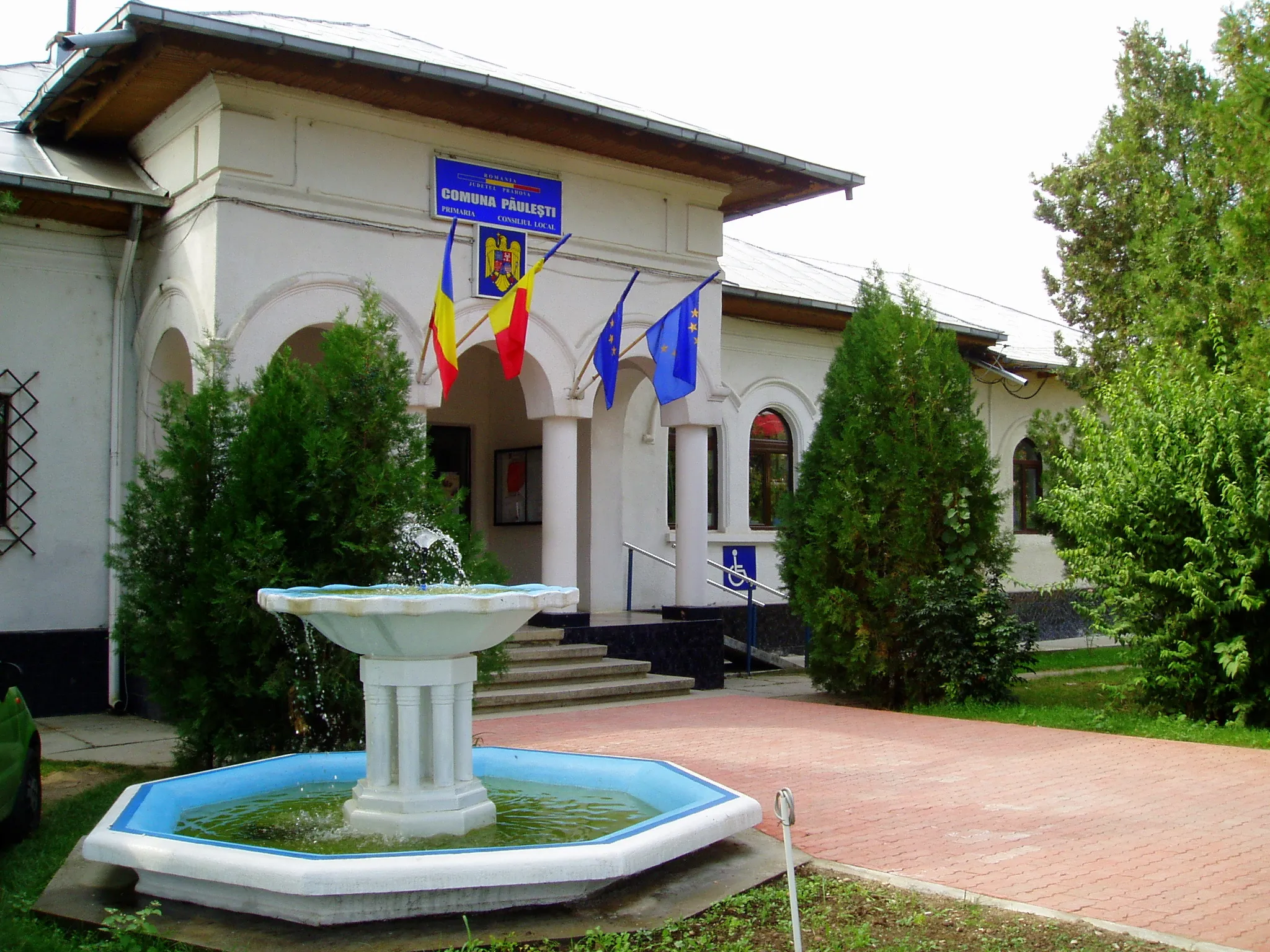 Photo showing: Town Hall of Pauleşti, Judeţul Prahova, Romania.
Architect: Toma T. Socolescu. 
This building has been done between 1938 and 1939.

We are the only heirs and descendants of Toma T. Socolescu (died in 1960 in Bucharest) and therefore owner of all his intellectual rights.