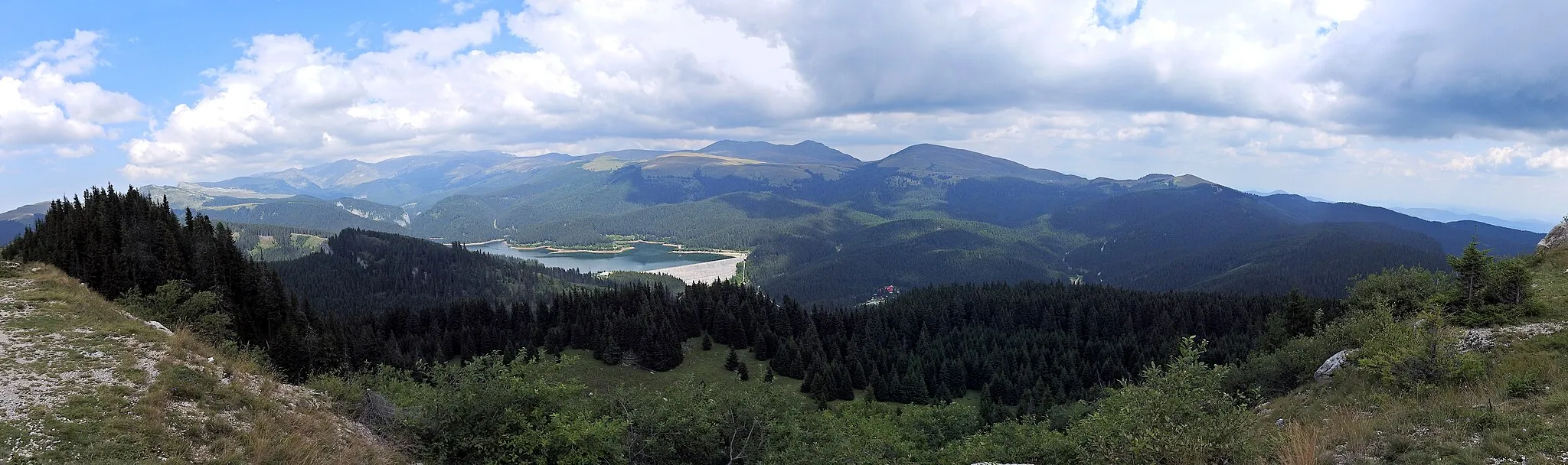 Photo showing: Lacul Bolboci văzut de pe vârful Podu' cu Florile, Munţii Bucegi, România