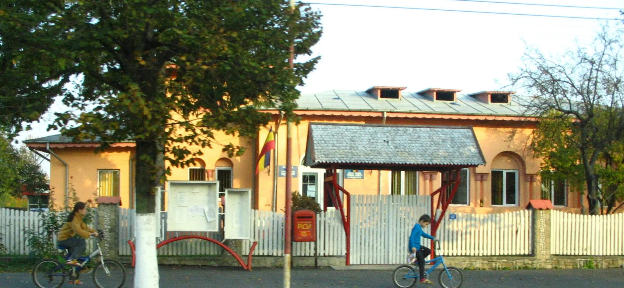Photo showing: Lipăneşti, Prahova, Romania town hall
