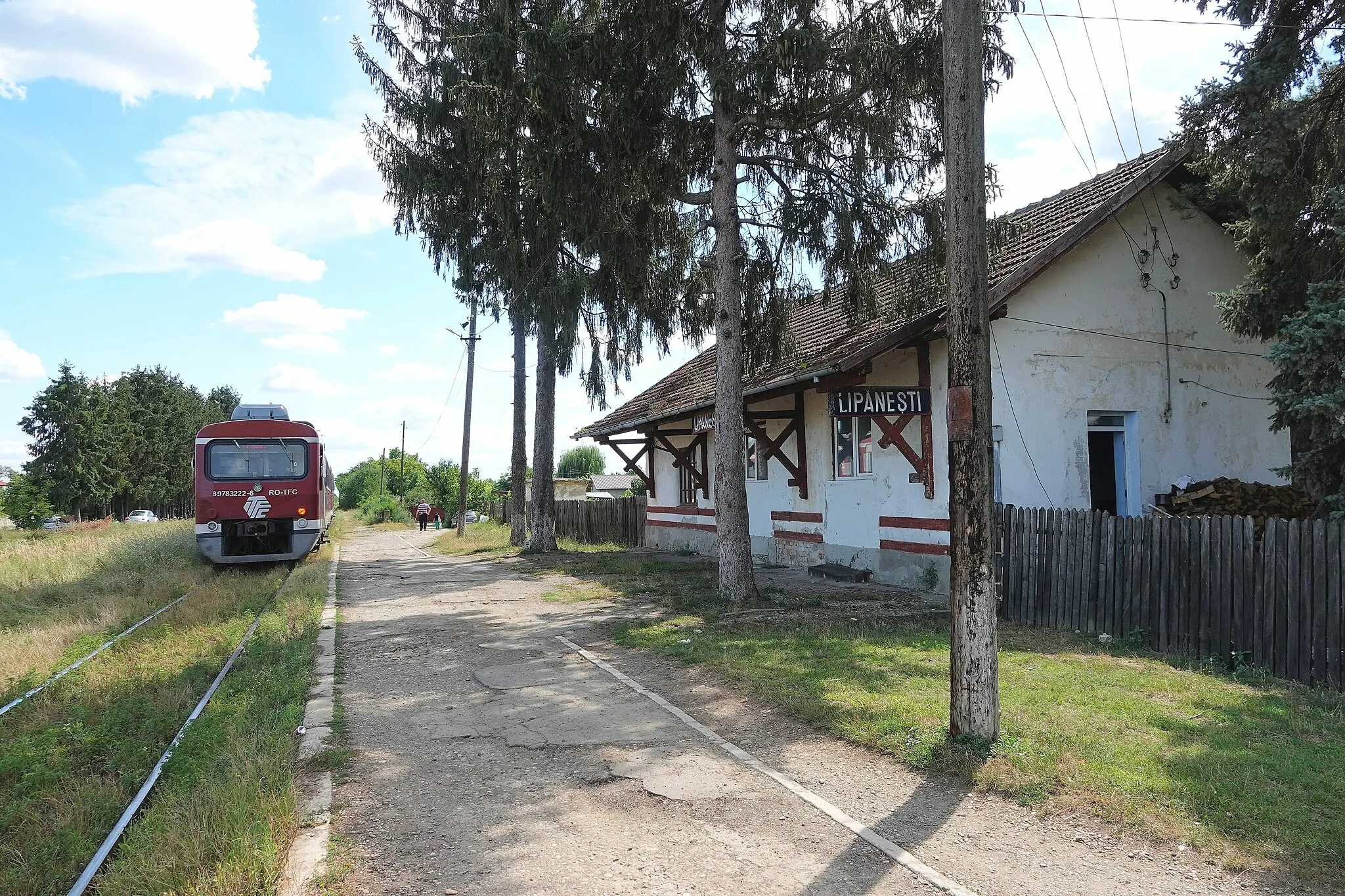Photo showing: Lipănești train station in Prahova county, Romania.
