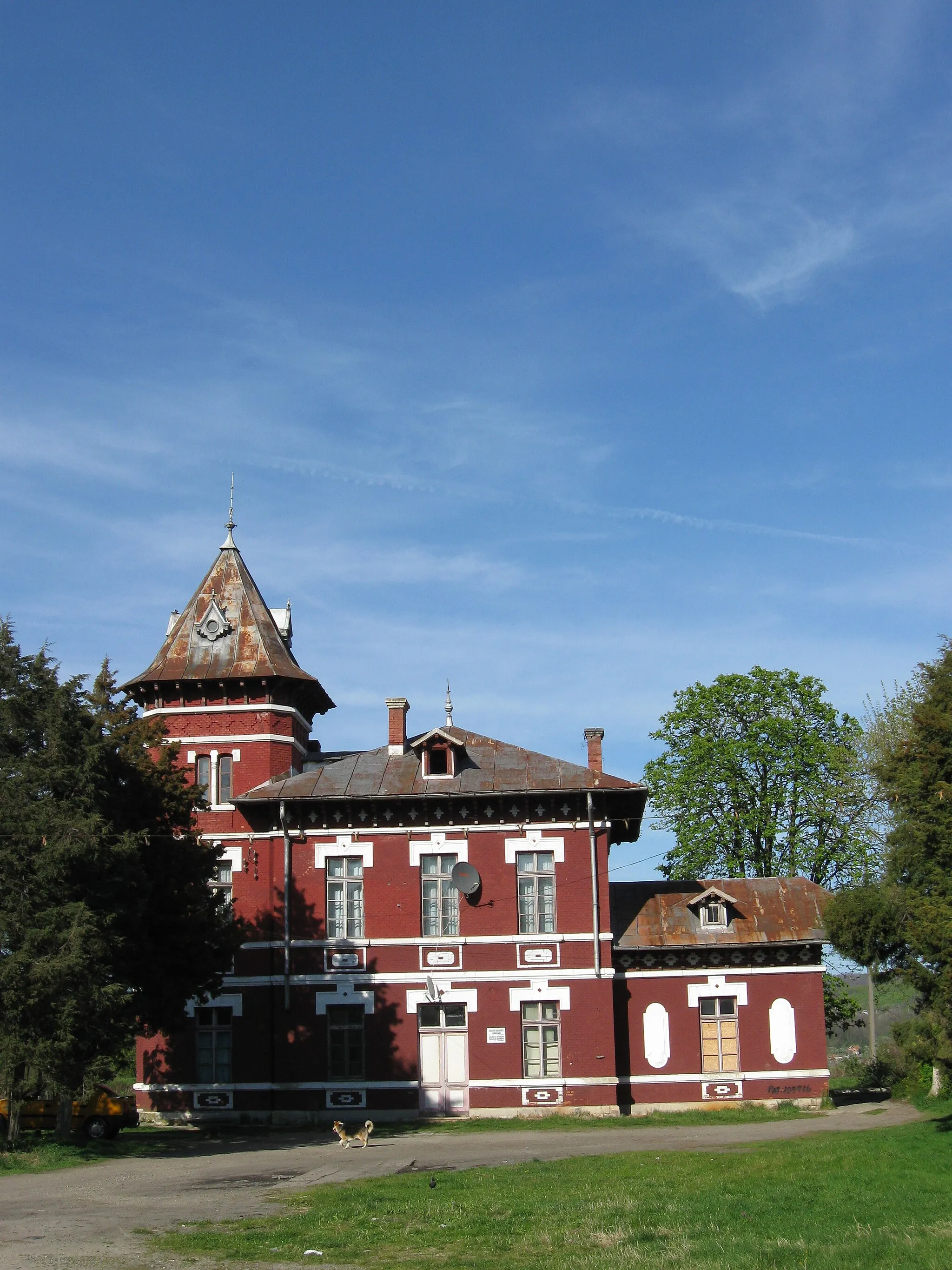 Photo showing: Photograph of the Romanian Railways station in Merişani, Argeş County, taken from the west side. Building based on French model and erected by the Romanian state in 1898, in tandem with all other stations on the Curtea de Argeş-Piteşti line (with which it shares the basic design). One of the earliest railway building projects in Romania, architect(s) uncredited. See: Adriana Gândilă, "Salvaţi Calea Ferată Piteşti - Curtea de Argeş!", in Jurnalul de Argeş, November 11, 2010.
