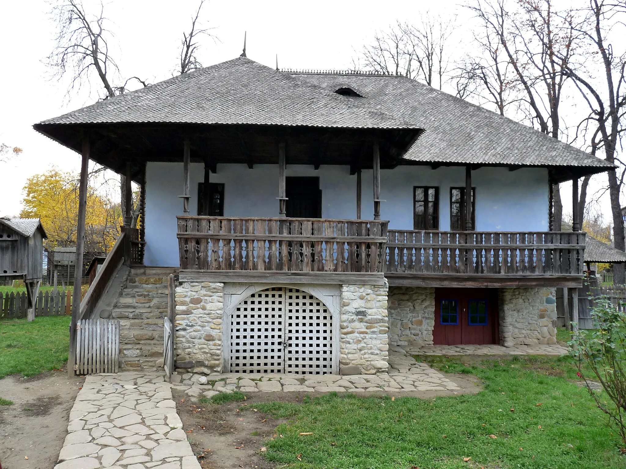 Photo showing: 18th century household from Chiojdu Mic, Buzău County, Romania, exhibited in the Village Museum in Bucharest. The house.