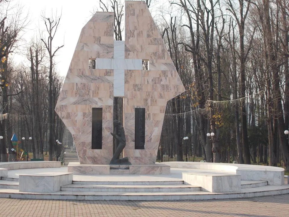 Photo showing: Monument to the heroes of Pucioasa, who died in the Second World War