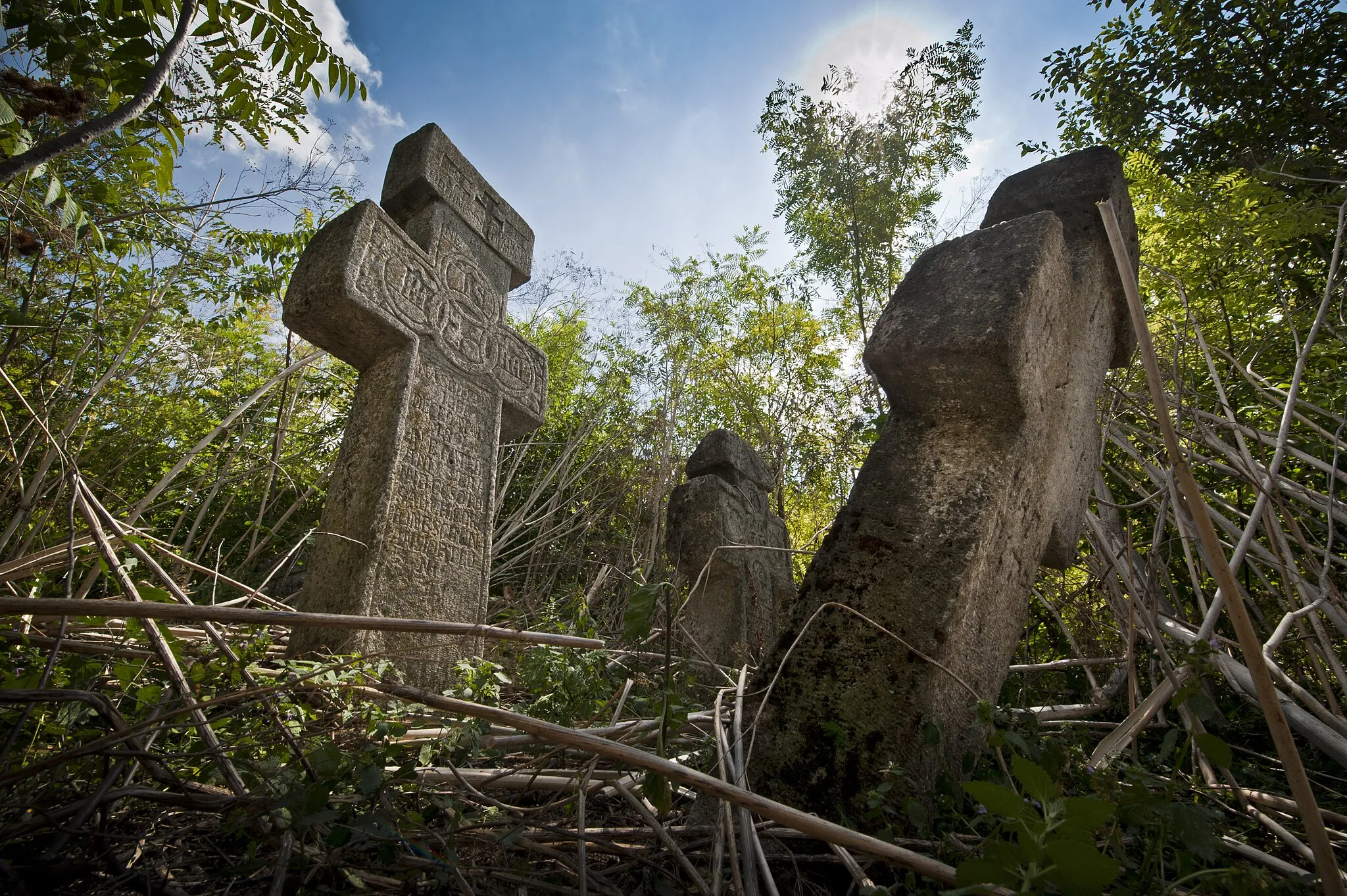 Photo showing: Ansamblu de cruci de piatră