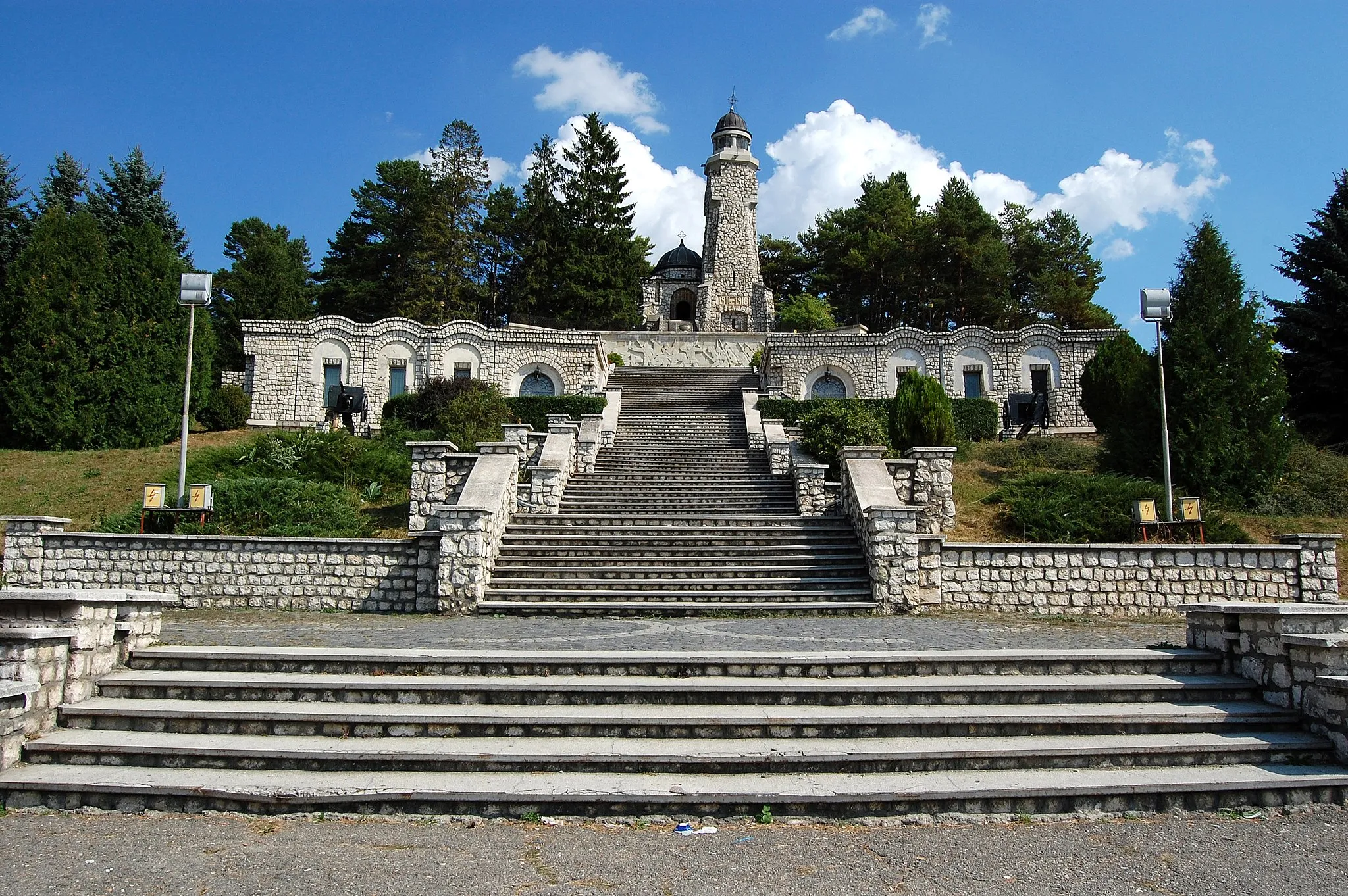 Photo showing: Mausoleul Eroilor din comuna Valea Mare-Pravăţ, judeţul Argeş, cunoscut şi sub numele de Mausoleul de la Mateiaş, este un monument dedicat eroilor din Războiul de Întregire Naţională dintre anii 1916-1918. Este situat pe Drumul european E574 (DN 73), la 11 km de Câmpulung spre Braşov, pe Dealul Mateiaş.