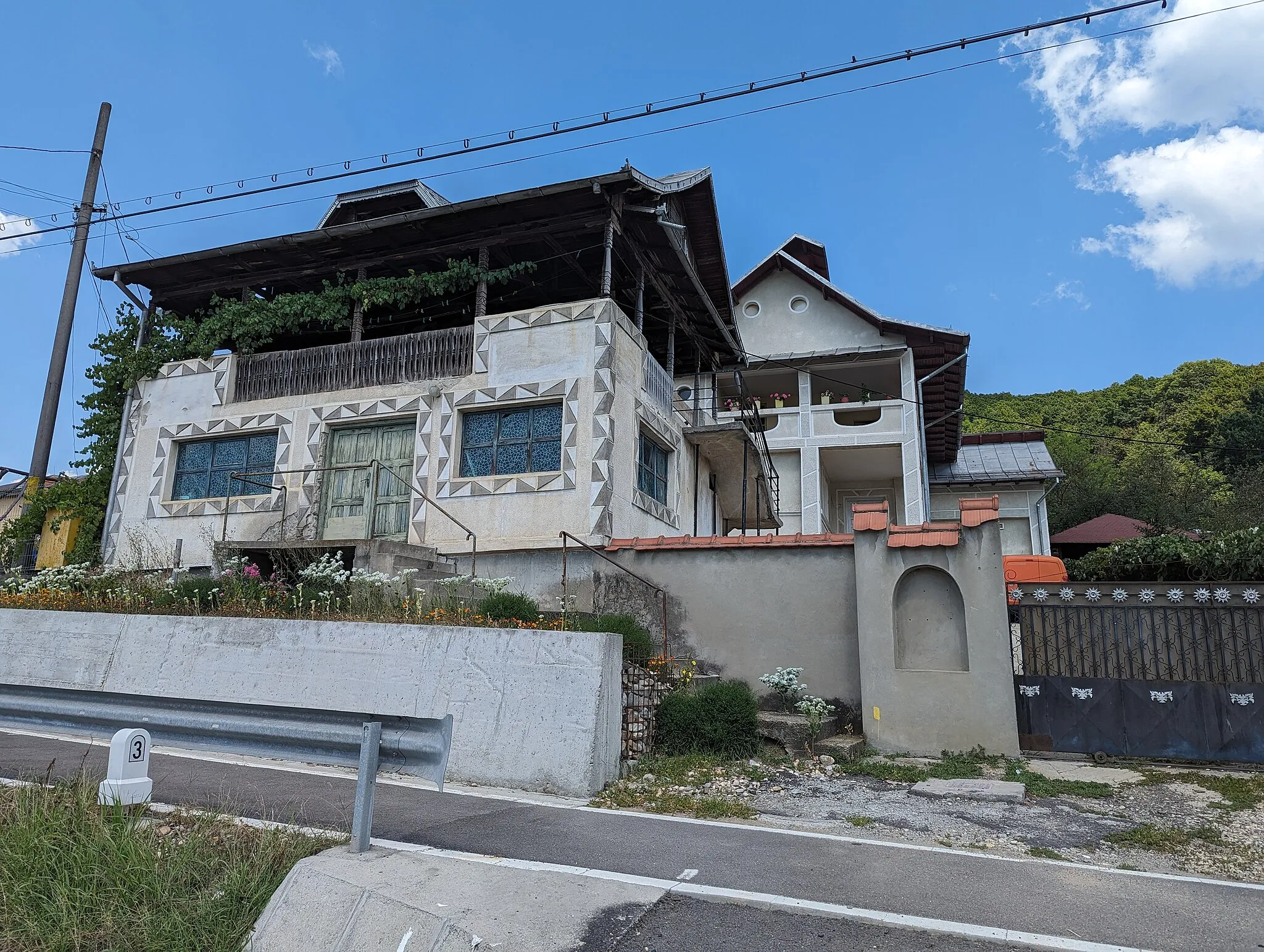 Photo showing: A house in Prislopu Mare, on the National road 7