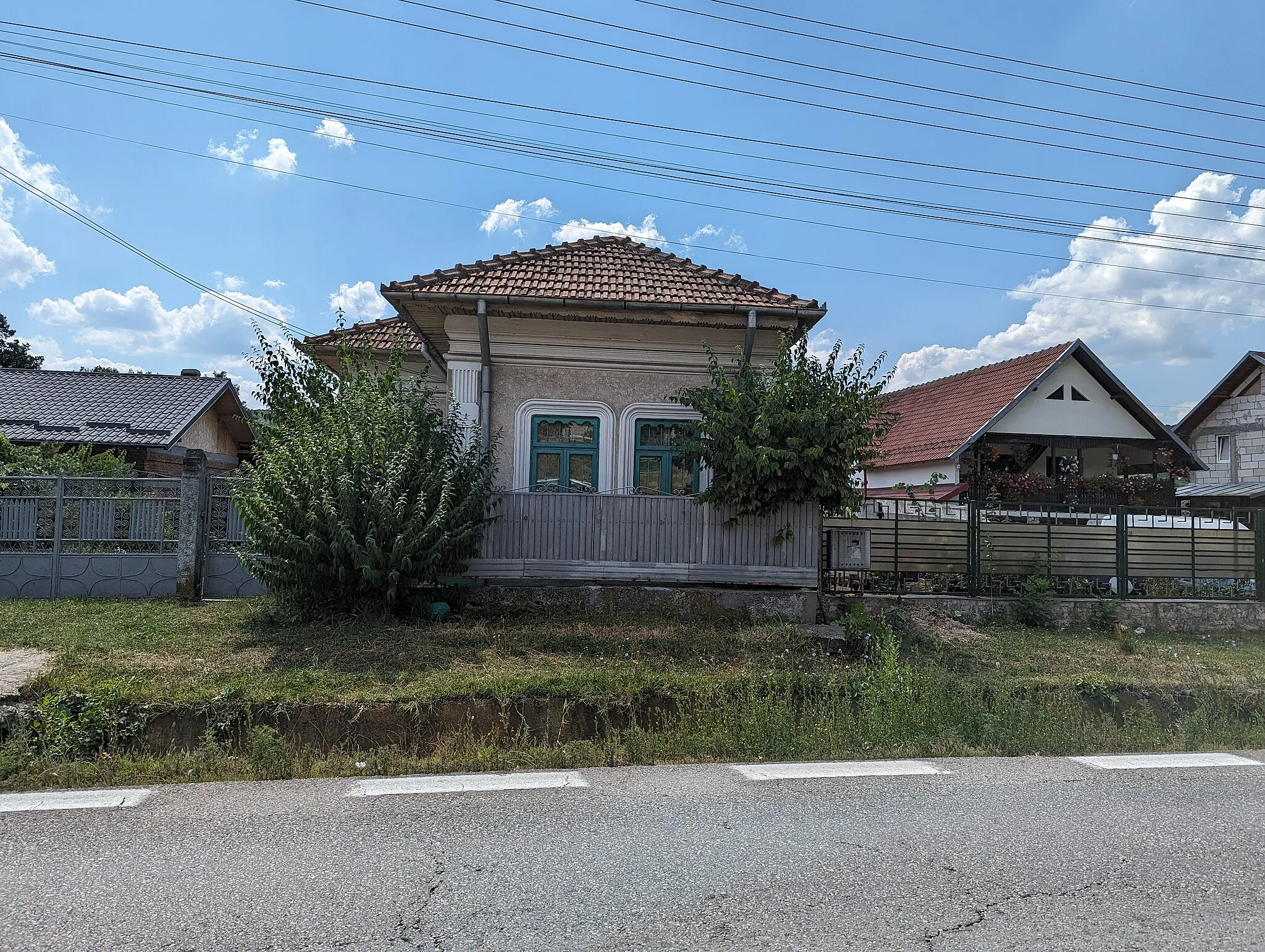 Photo showing: A house in Prislopu Mare, on the National road 7