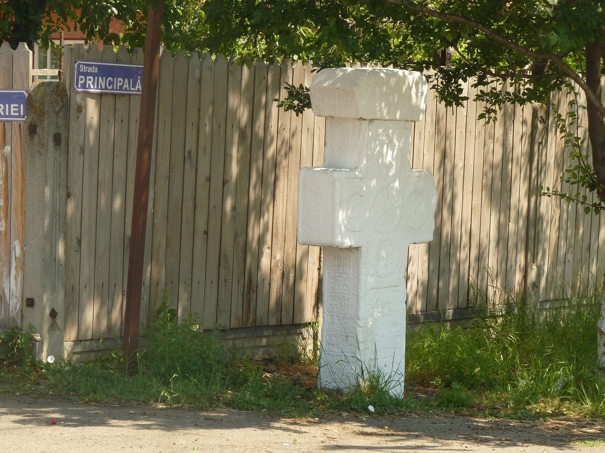 Photo showing: A cross located next to the town hall of Săhăteni, Buzău County, Romania, where people were killed during World War II