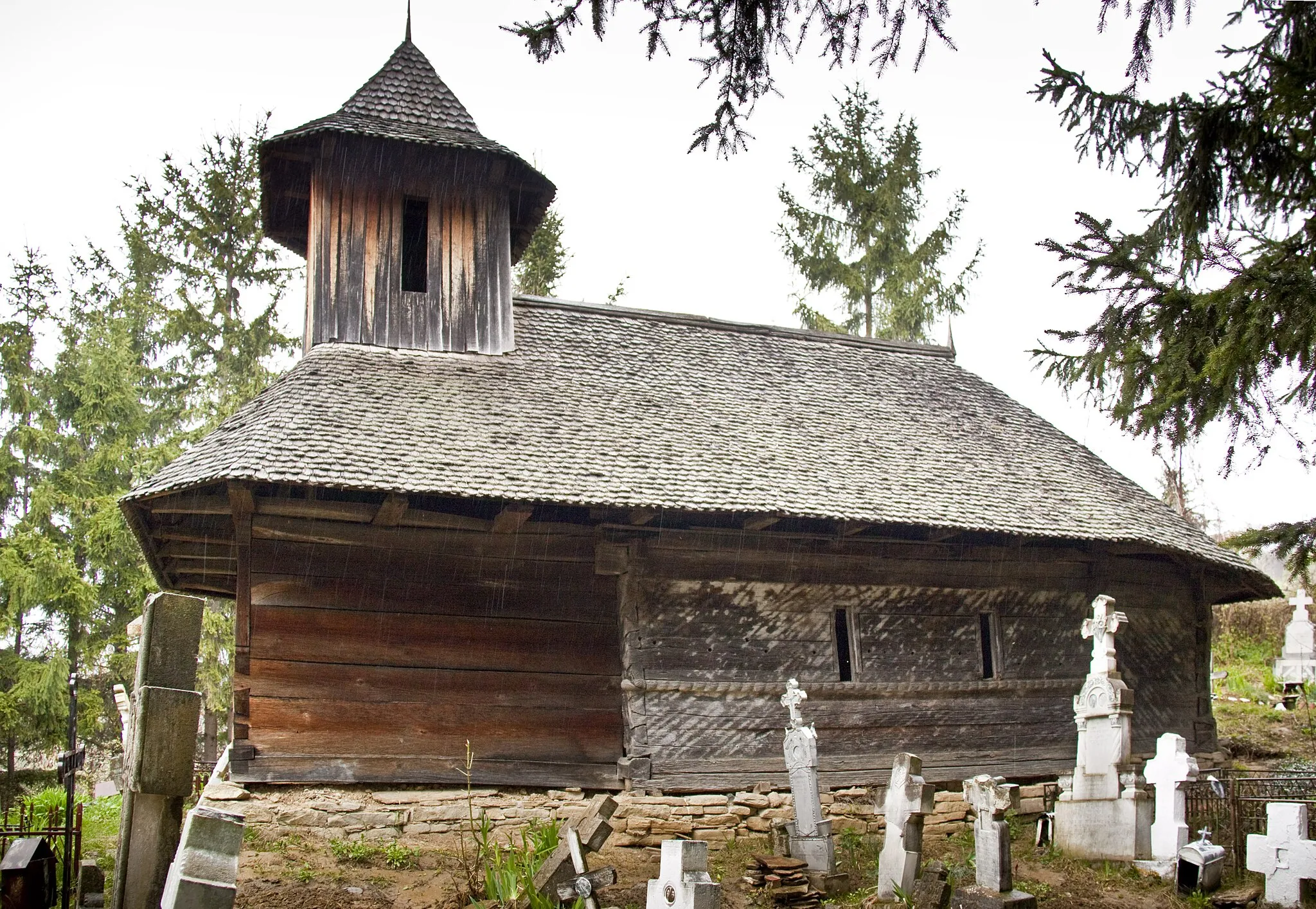 Photo showing: Mesteacăn, Dâmboviţa county, Romania: the wooden church, South side.