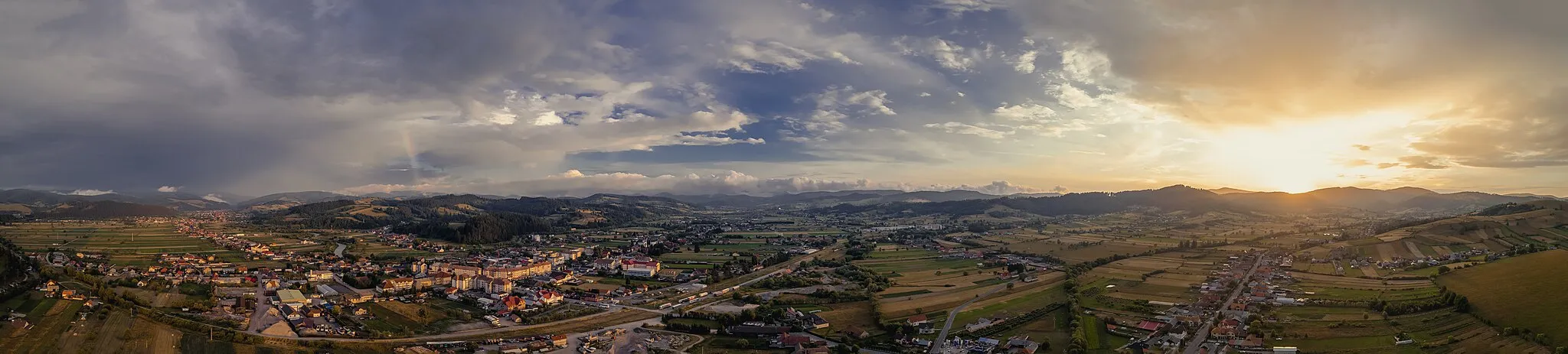 Photo showing: Panorama aeriana a orașului Întorsura Buzăului inclusiv sat. Floroaia