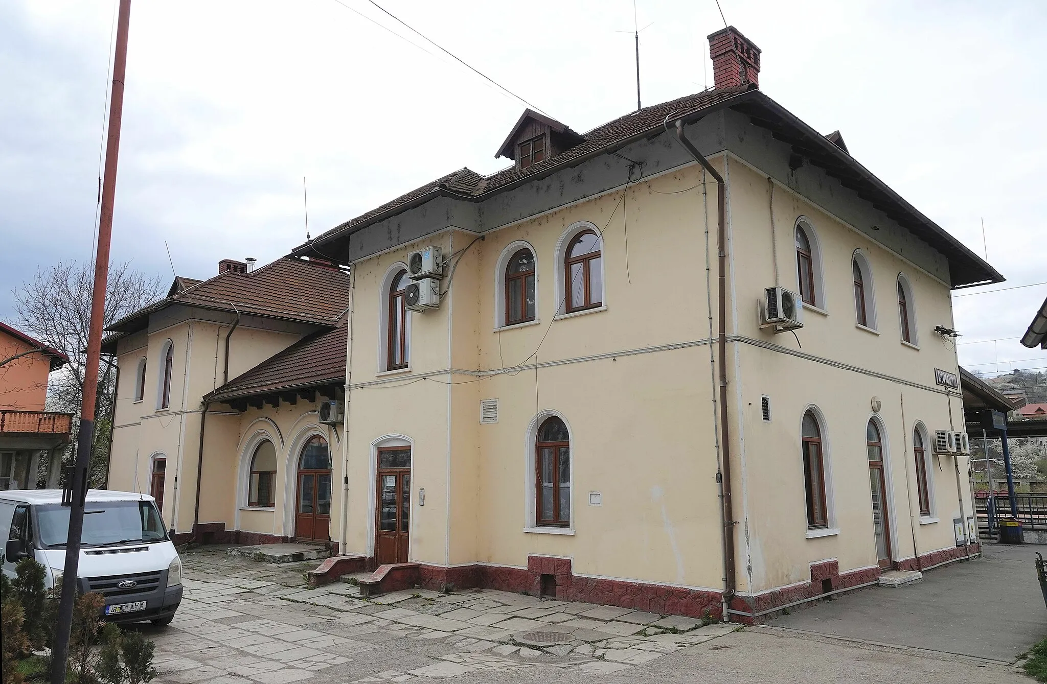 Photo showing: Comarnic railway station in Prahova county, Romania.