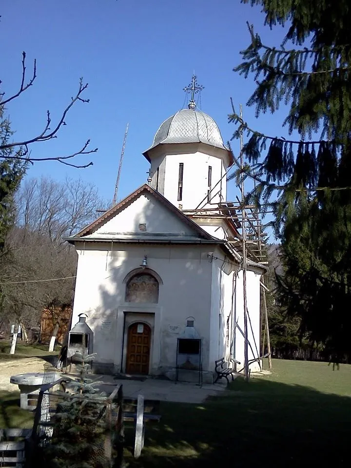 Photo showing: Biserica „Sf. Treime” a fostului schit Lespezi