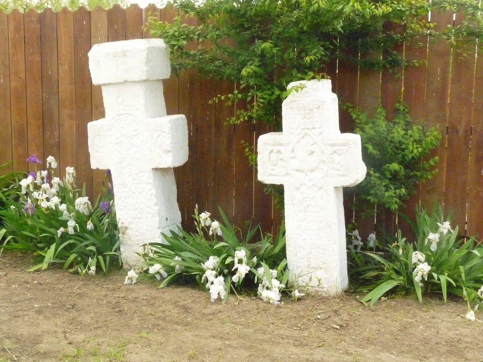 Photo showing: Stone crosses in Mizil, Prahova County, Romania