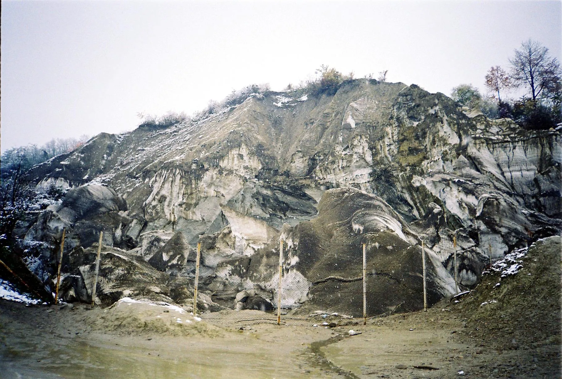 Photo showing: The collapsed Bride's Cave from Slănic, Romania