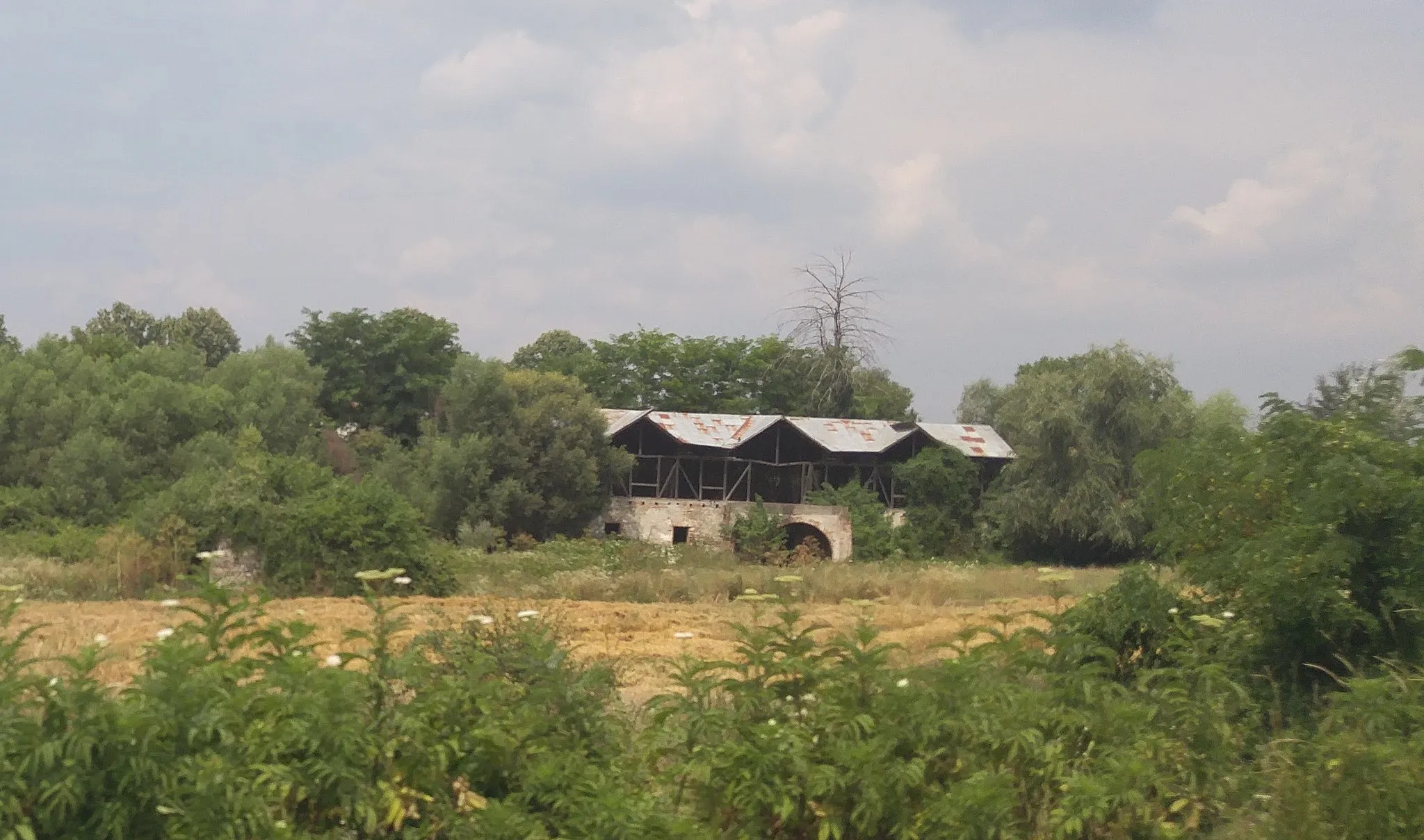Photo showing: Ruins of the "Red Inn" in Făgetu, Gura Vitioarei commune, Prahova County, Romania