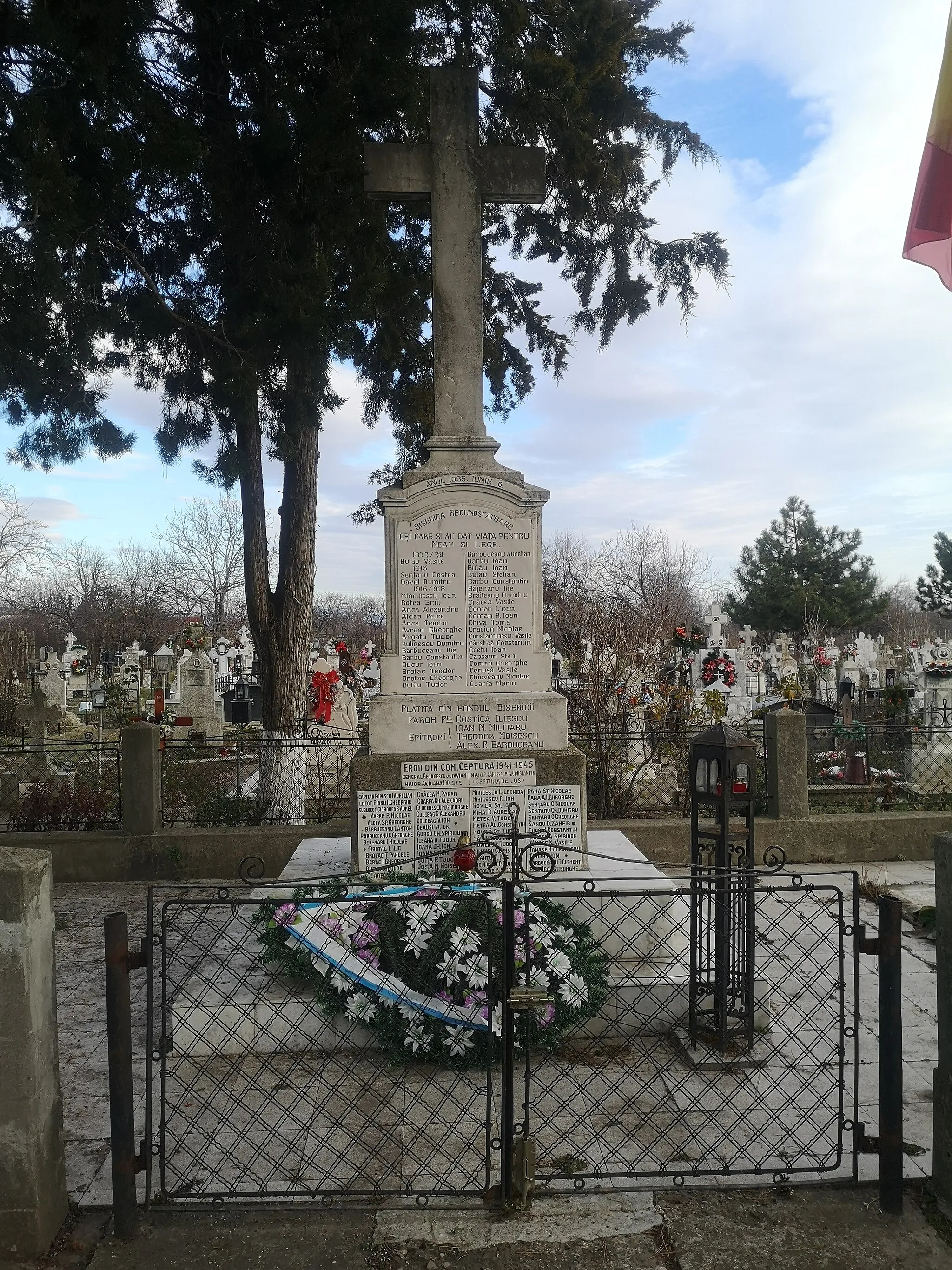 Photo showing: The Heroes’ Cross - a war memorial dedicated to the heroes of the Romanian War of Independence, of Second Balkan War, of WWI and of WWII. - front