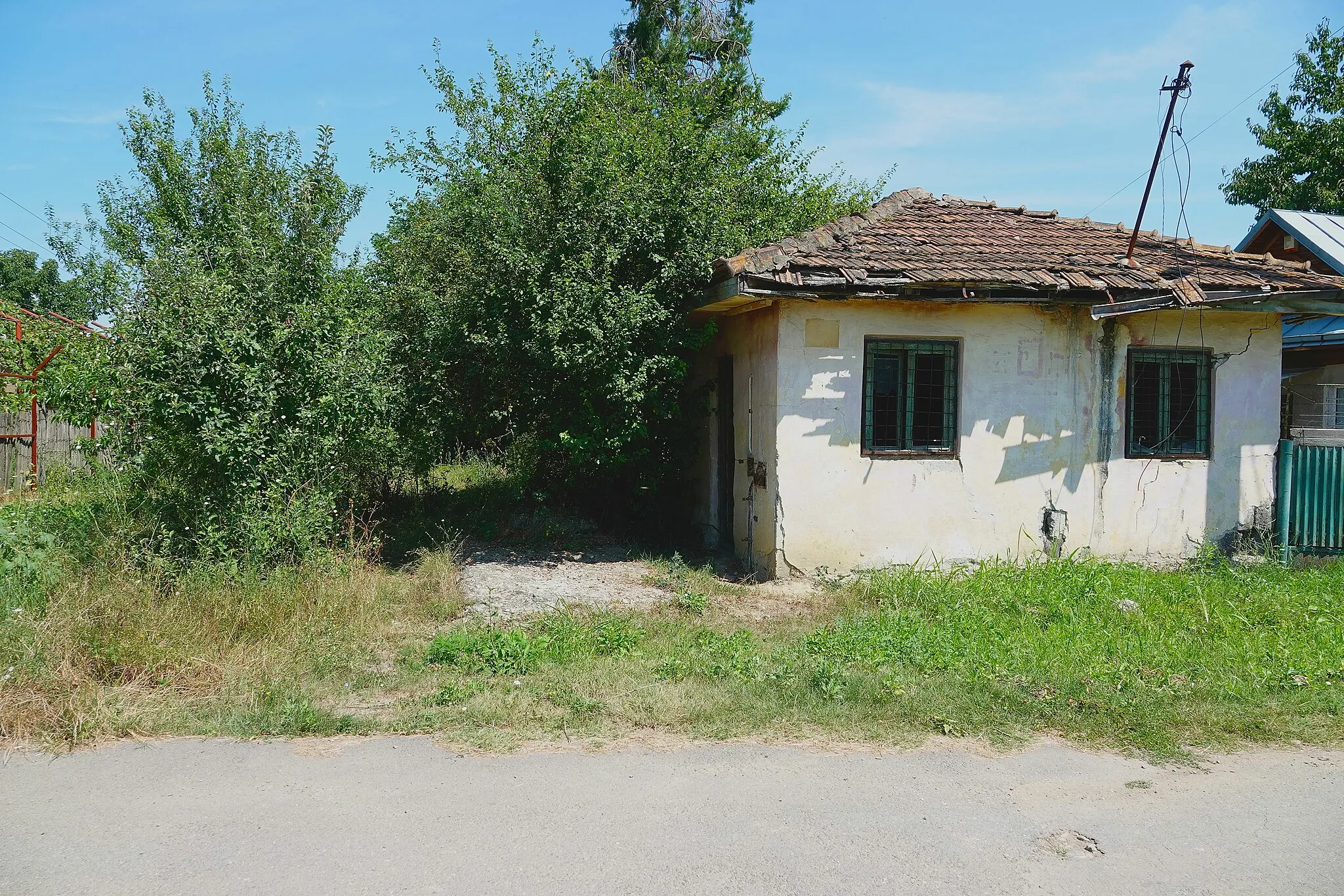 Photo showing: The former Dițești railway station in Prahova county, Romania.