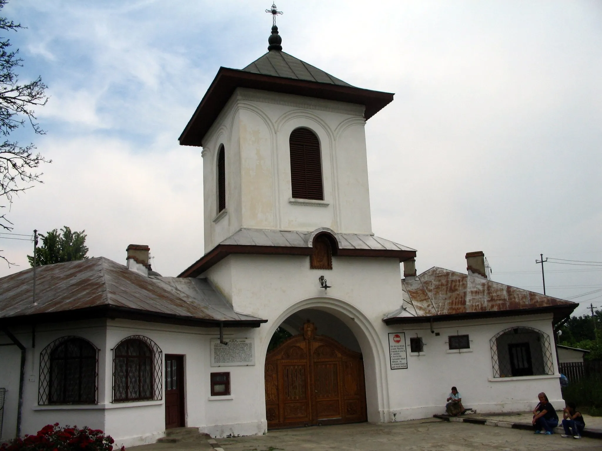 Photo showing: The main gate of the Zamfira Monastery in Romania