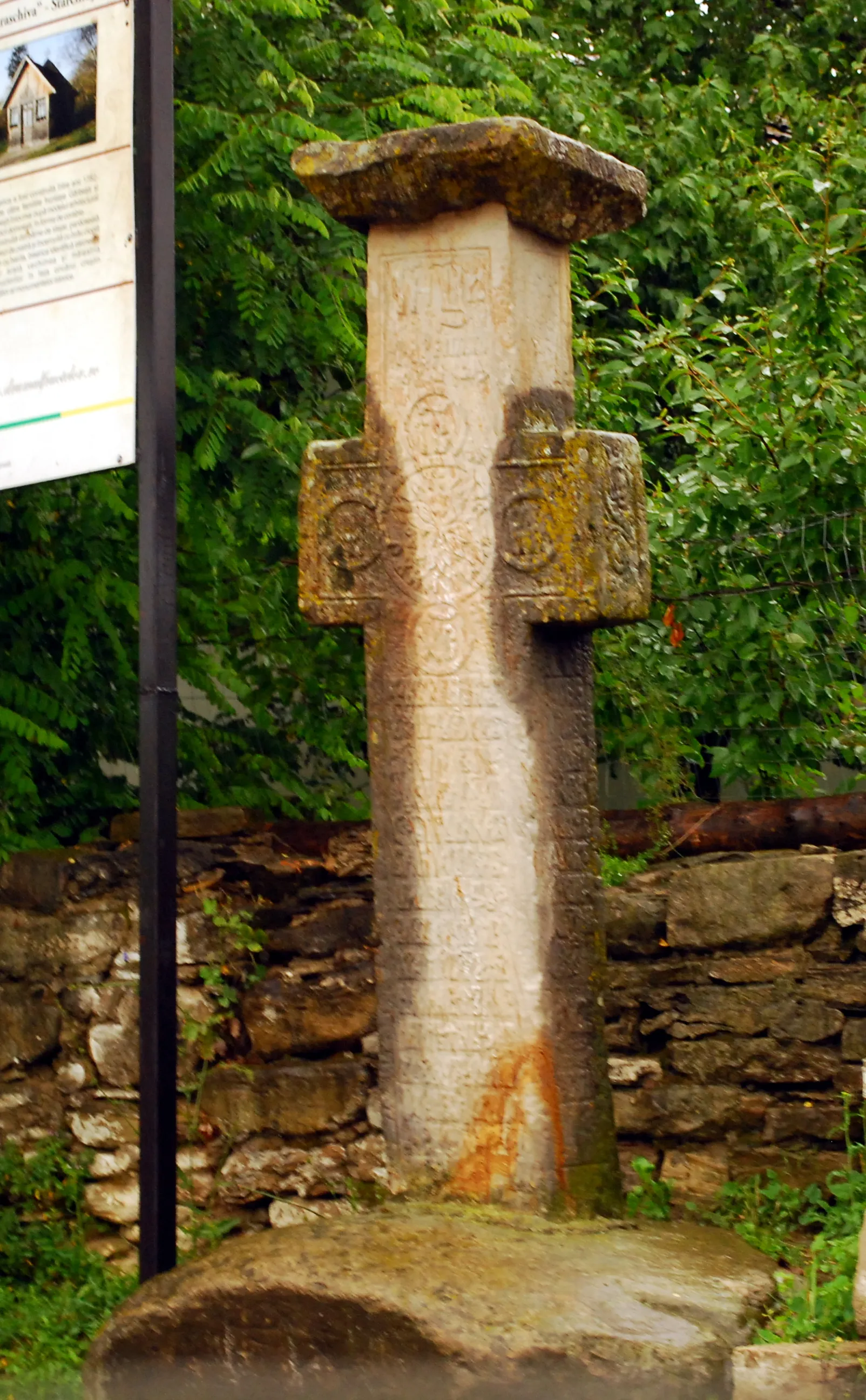 Photo showing: Stone cross in front of Saint Paraskeva's church in Starchiojd, Prahova County, Romania