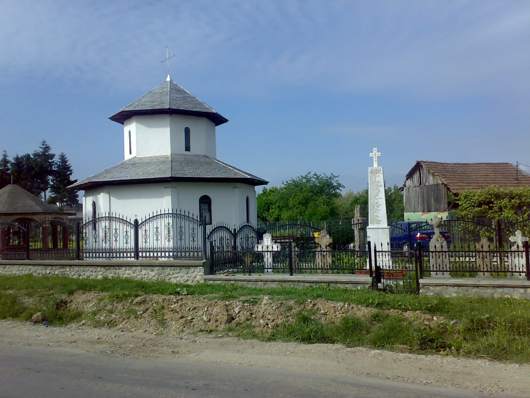 Photo showing: Biserica „Schimbarea la Față” și „Sf. Apostoli”-sat Fedeleșoiu; comuna Dăești

This is a photo of a historic monument in județul Vâlcea, classified with number VL-II-m-A-09761.01.