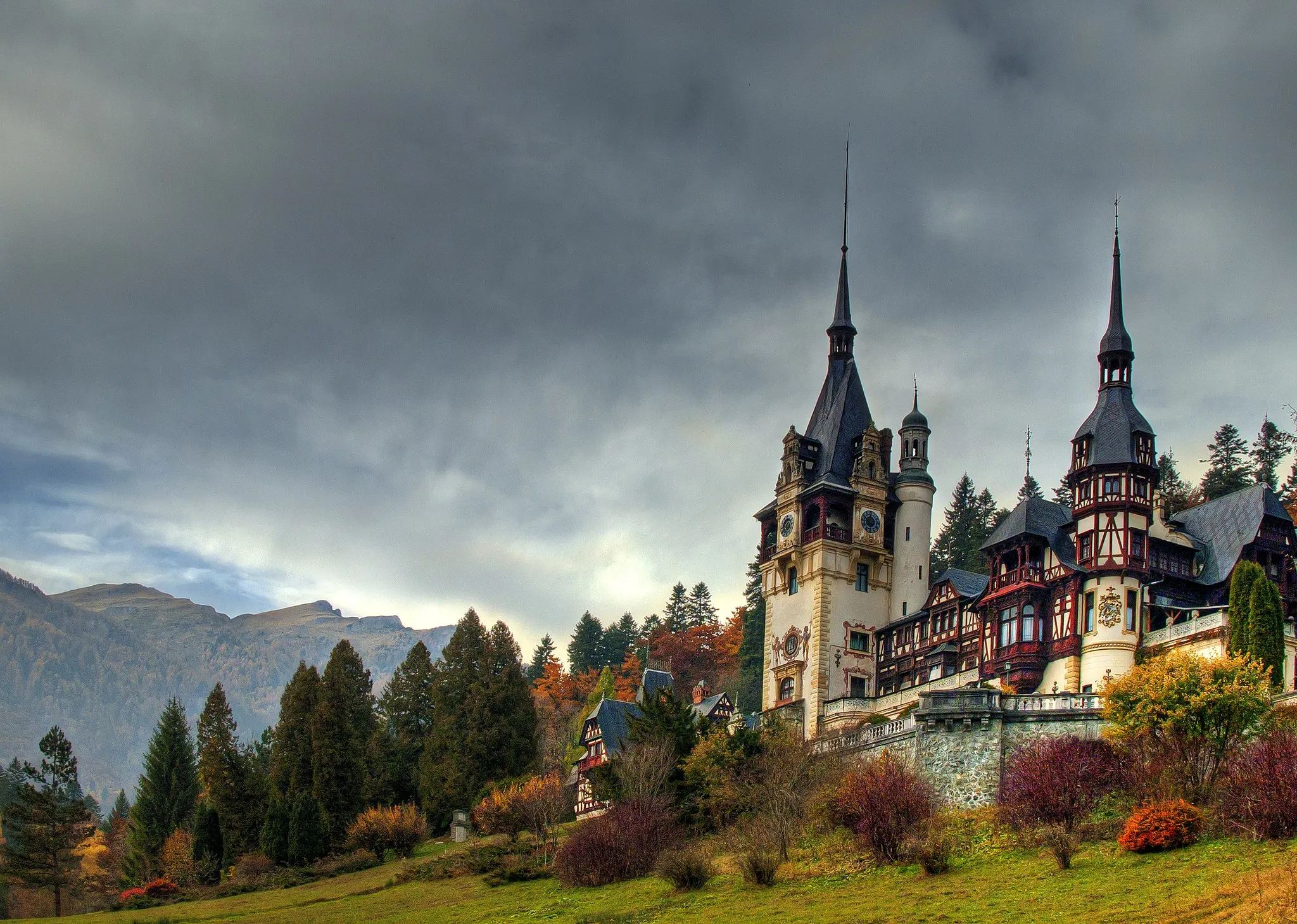 Photo showing: Peisaj de toamna la Castelul Peles, Sinaia, cu Muntii Bucegi in fundal.