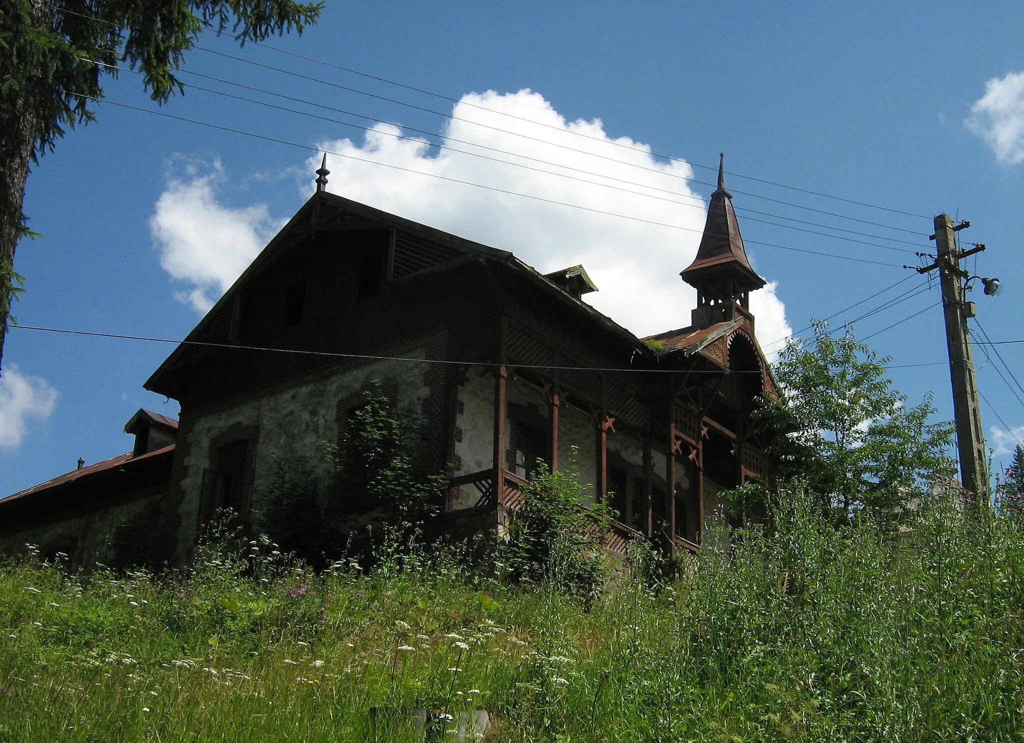 Photo showing: Former 19th century school building near Mănăstirea Predeal
