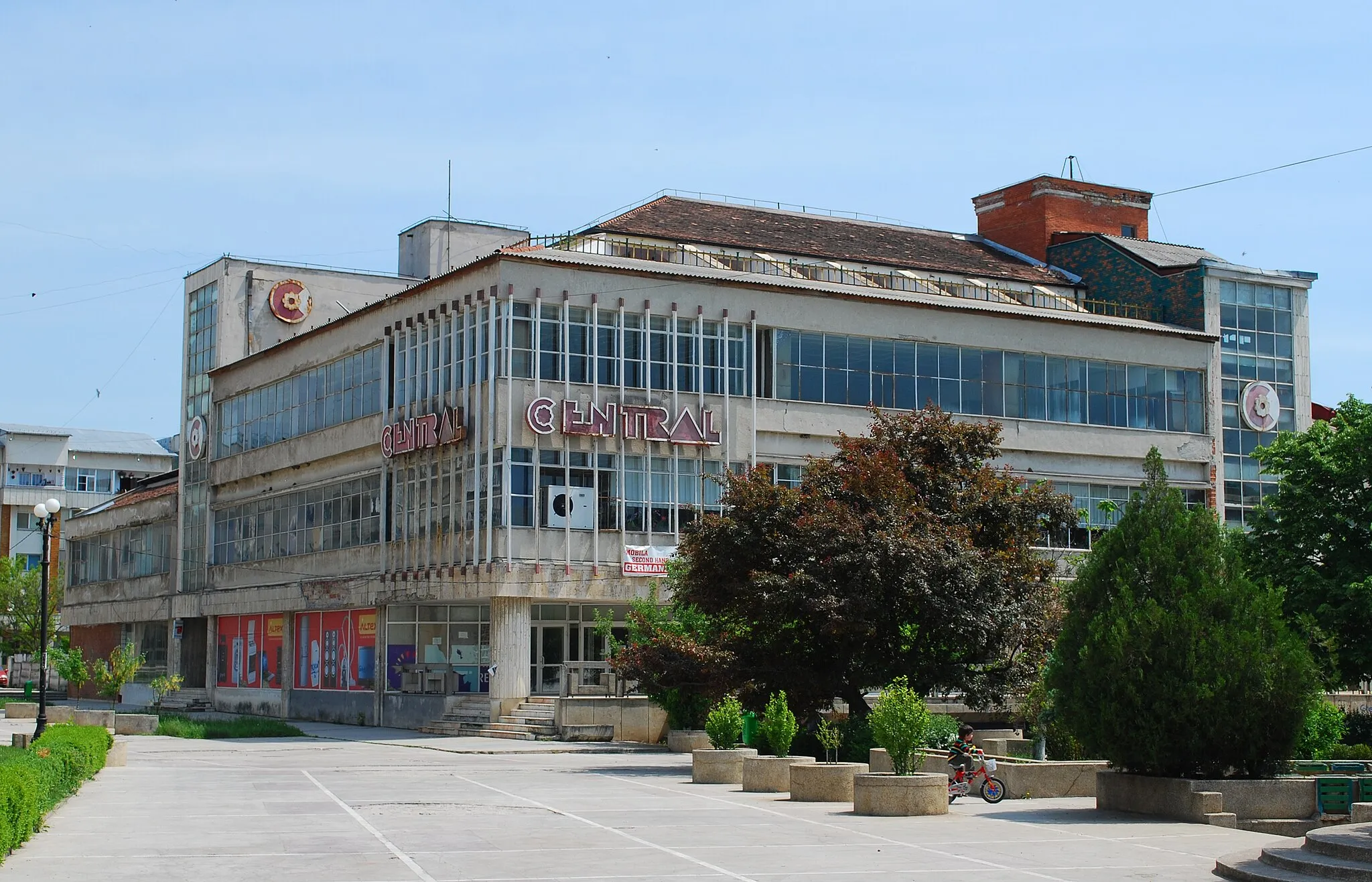Photo showing: The abandoned "Central" mall in Caracal, Romania