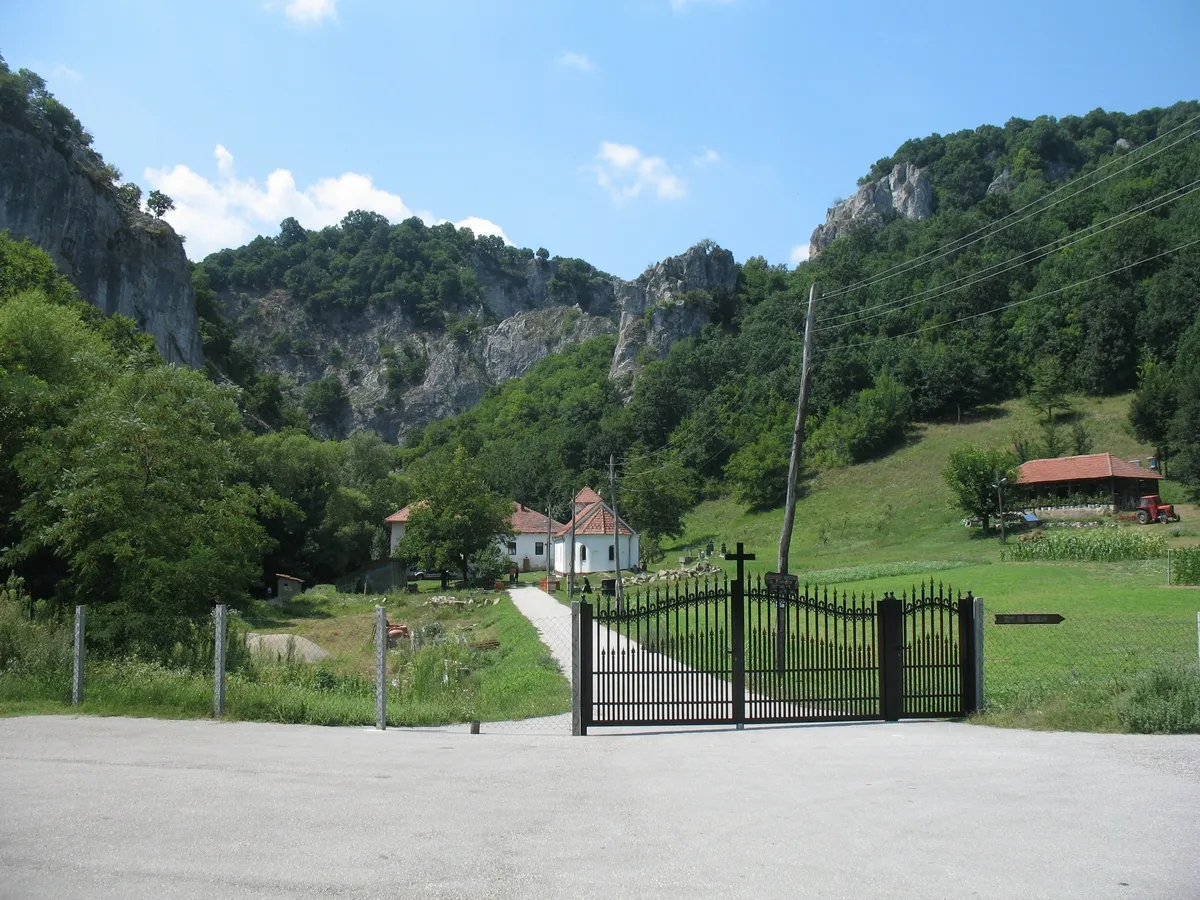 Photo showing: Vratna monastery from XIV century, near Vratna river on Veliki Greben mountain, Serbia.