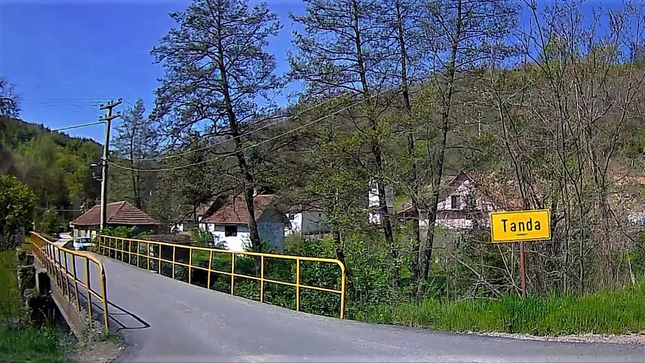 Photo showing: Скретање са пута Бор-Милошева Кула и улазак у центар села Танда.