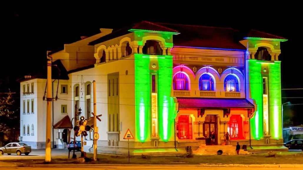 Photo showing: Palatul Cultural Minerul din municipiul Lupeni, Hunedoara, noaptea.