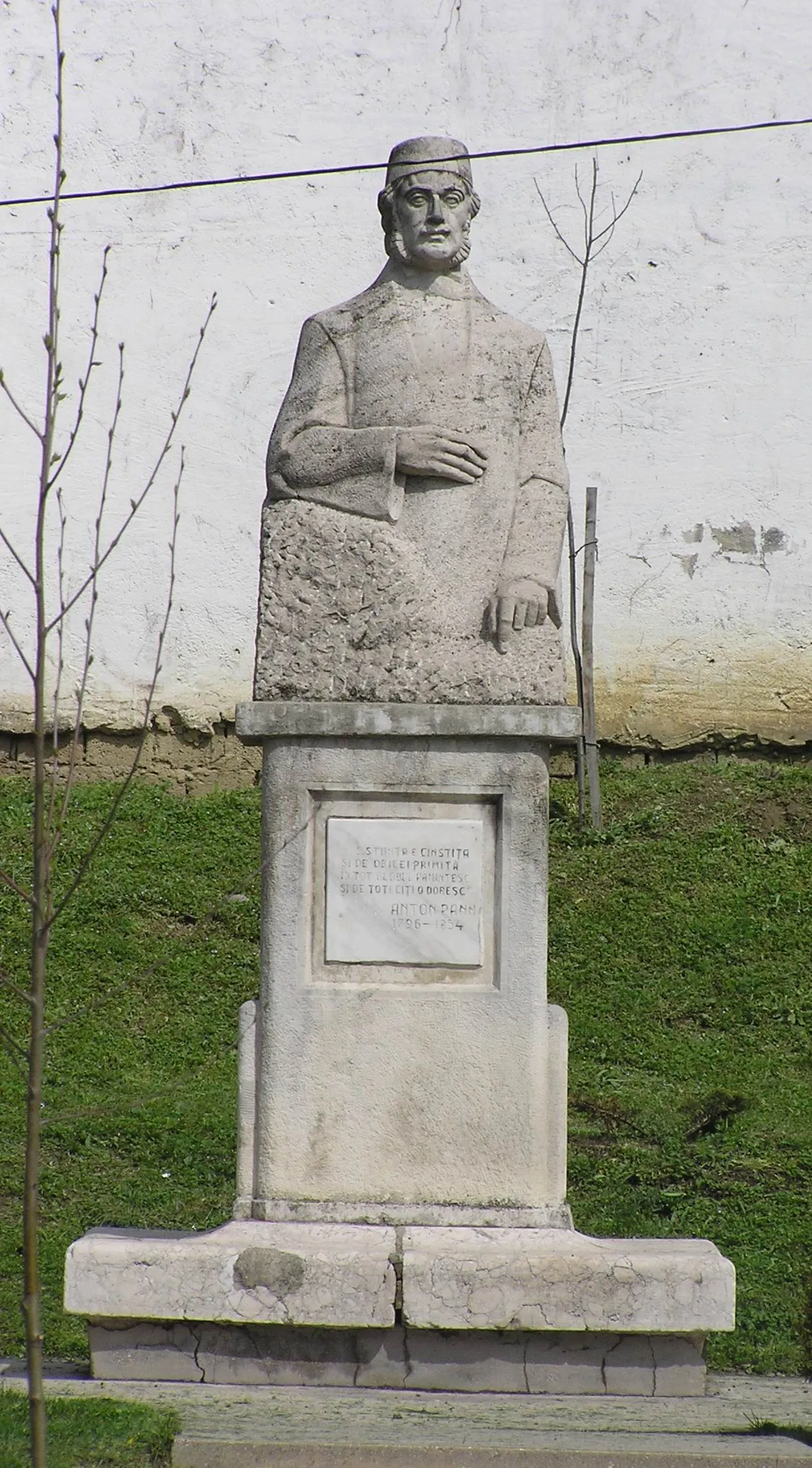 Photo showing: Statue of Anton Pann in Râmnicu Vâlcea, Romania