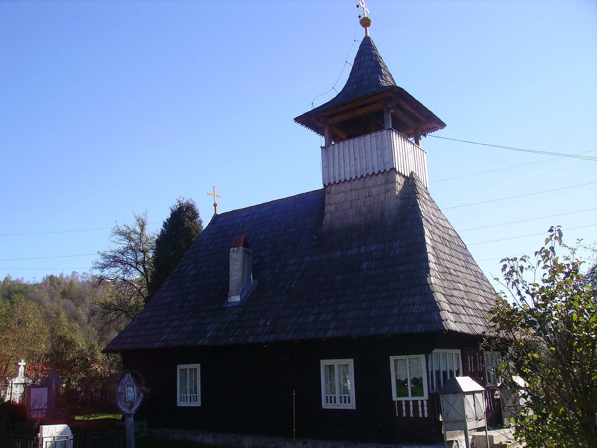 Photo showing: Biserica de lemn „Sfântul Mare Mucenic Gheorghe” din Sălătruc-Petroșani, județul Hunedoara